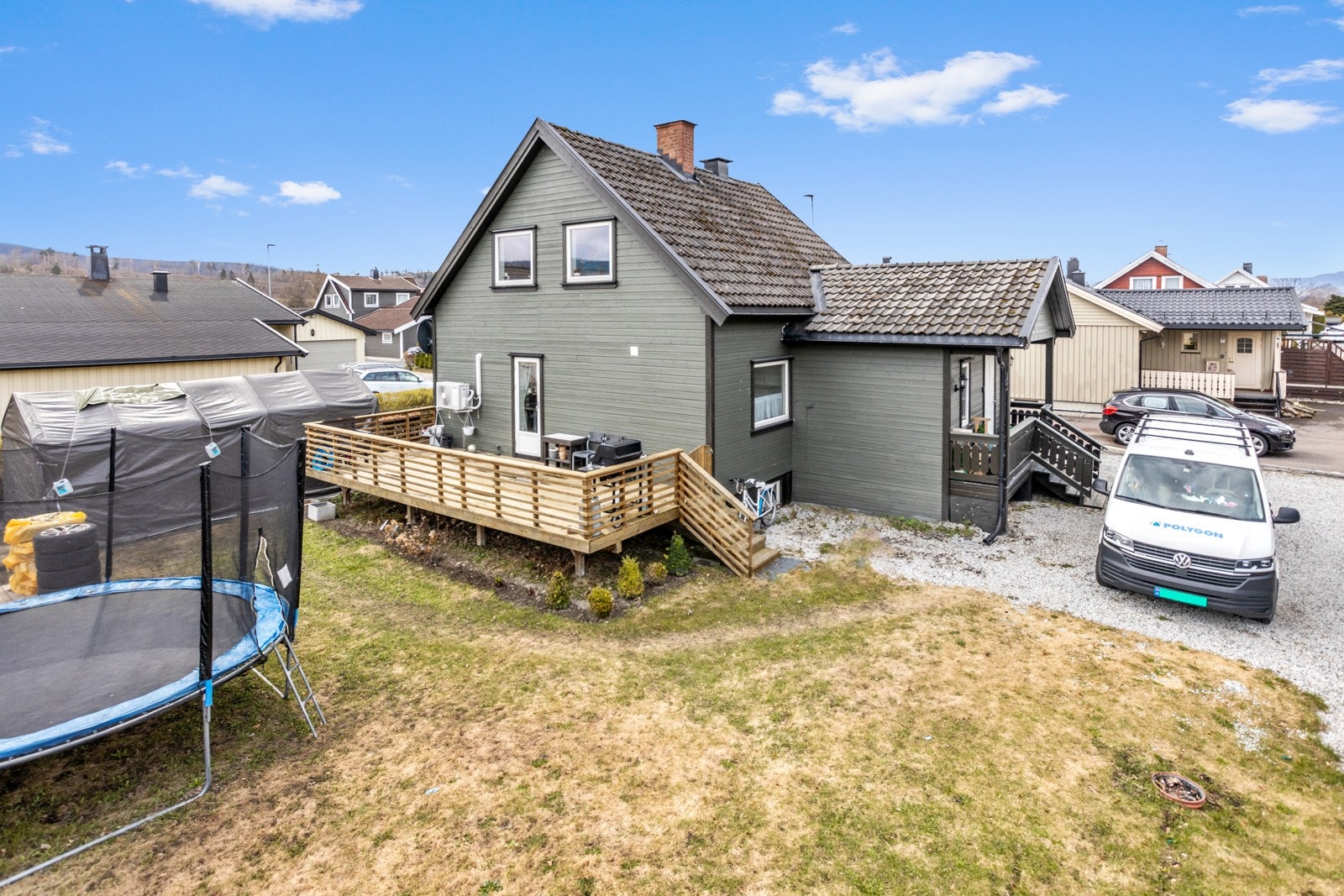 Eiendommen er seksjonert (2 seksjoner) inndelt med hage til hver seksjon Galleribilde