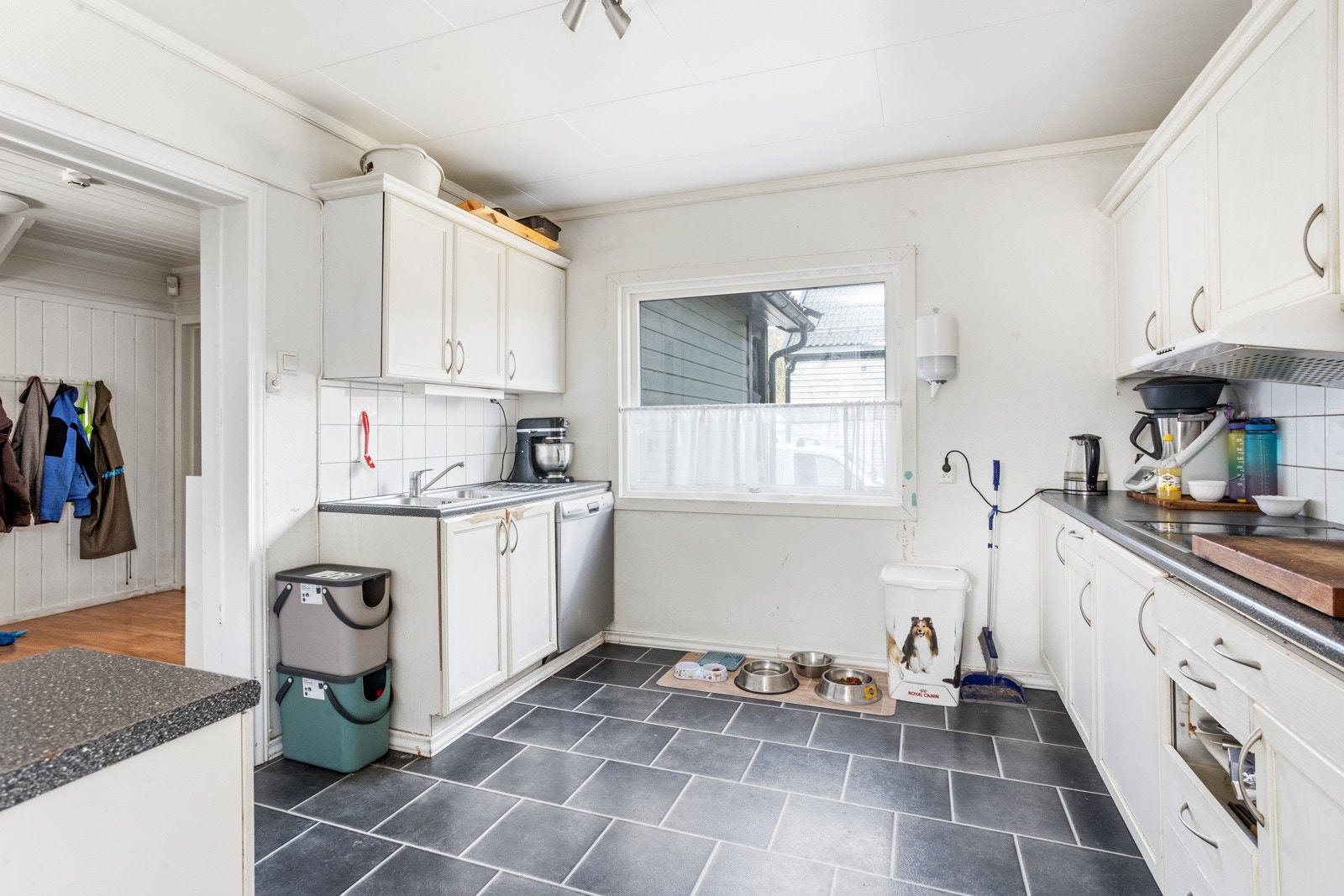 Kjøkkenet har godt med benke- og skapplass. Galleribilde