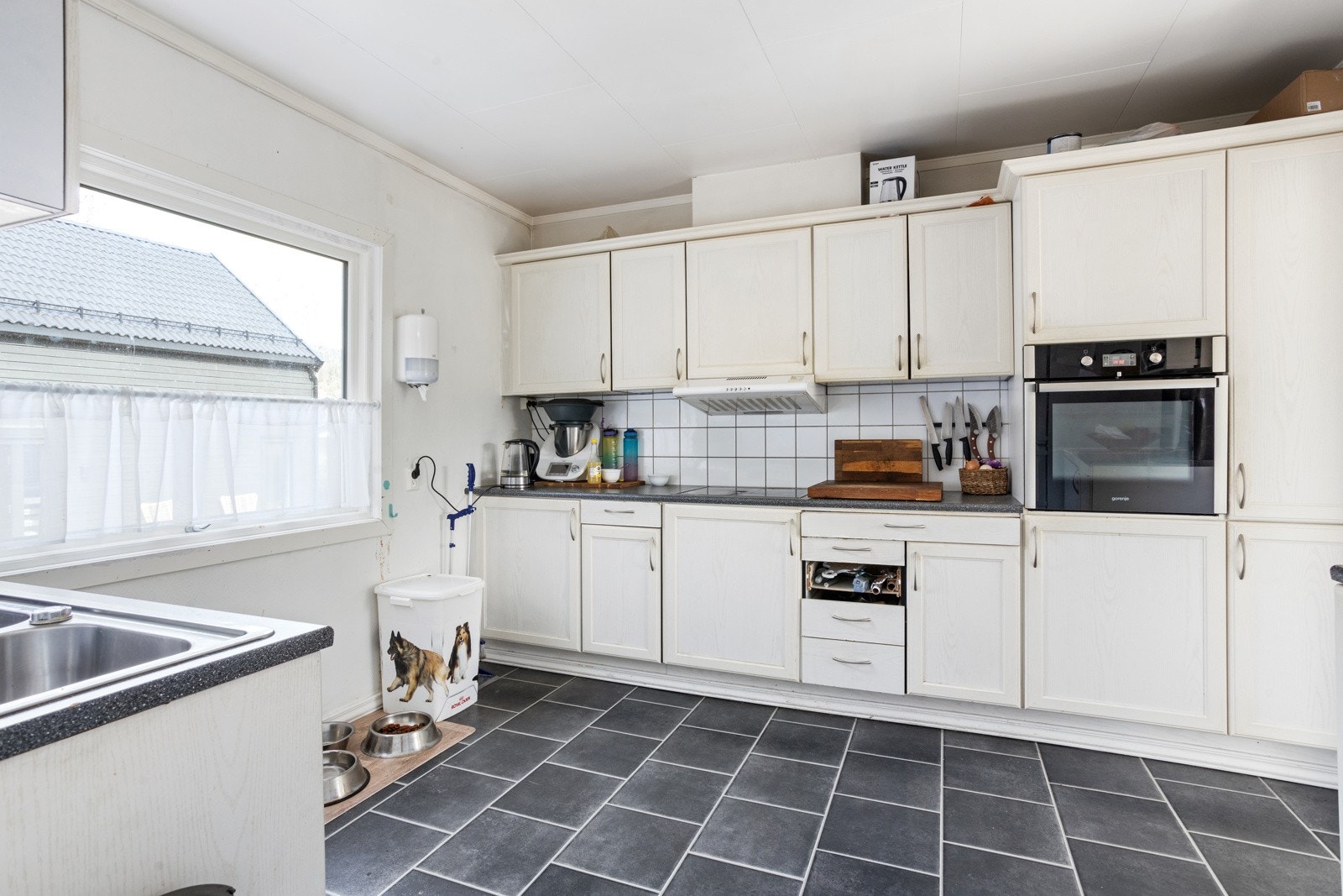 Om ønskelig kan man ha et spisebord foran vinduet. Galleribilde