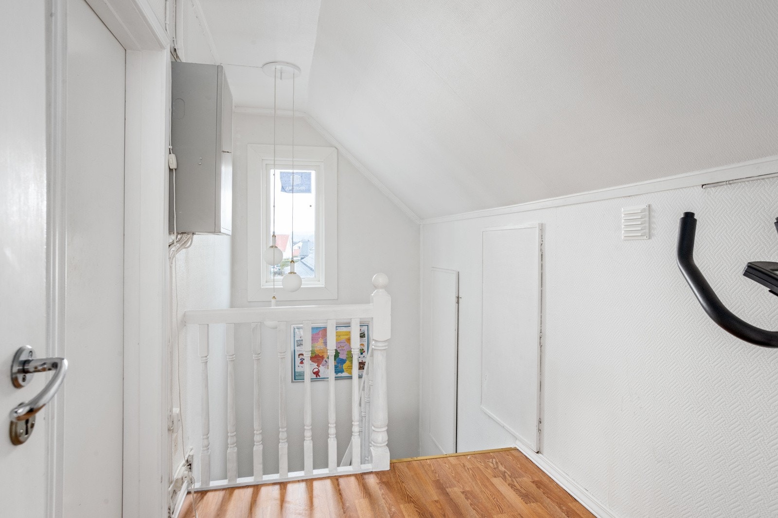 Kneloftet er utnyttet til lagringsplass. Galleribilde