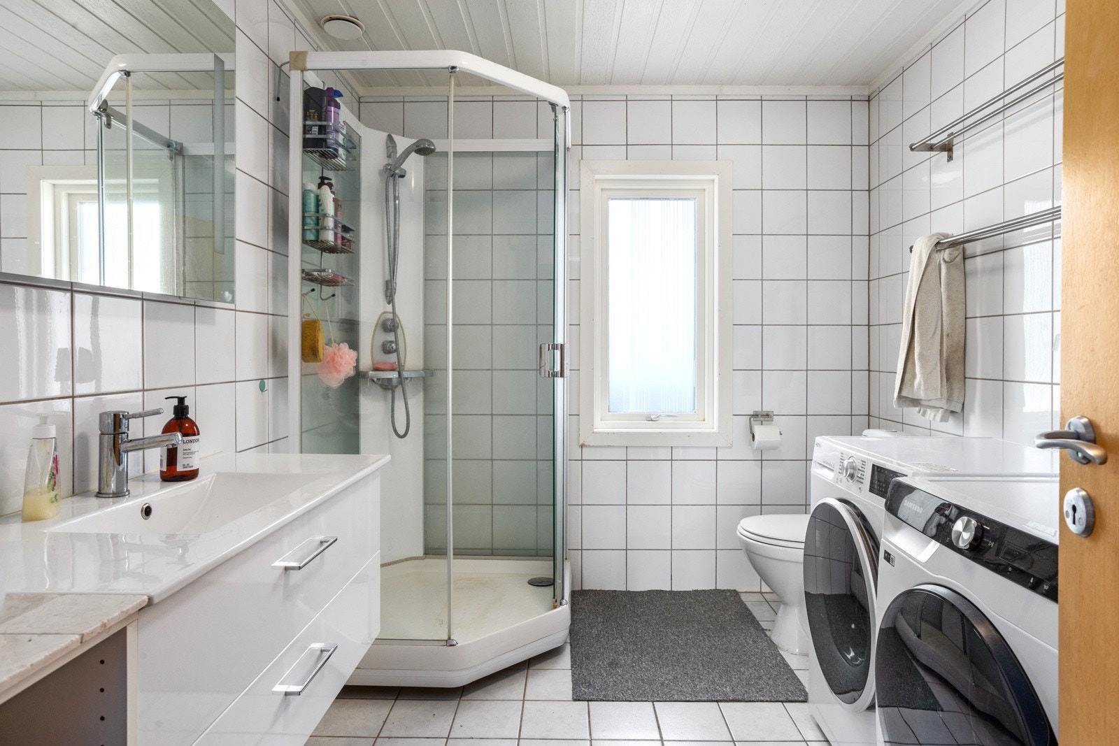 Badet har dusjkabinett, servant, wc og opplegg for vaskemaskin og tørketrommel. Galleribilde