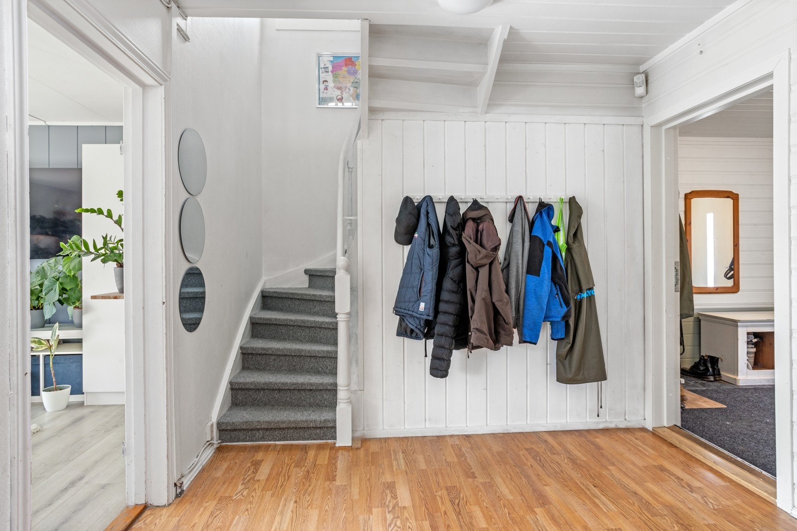 Nedgang til kjeller fra yttergang. Trappen er bak veggen med knaggrekke. Galleribilde