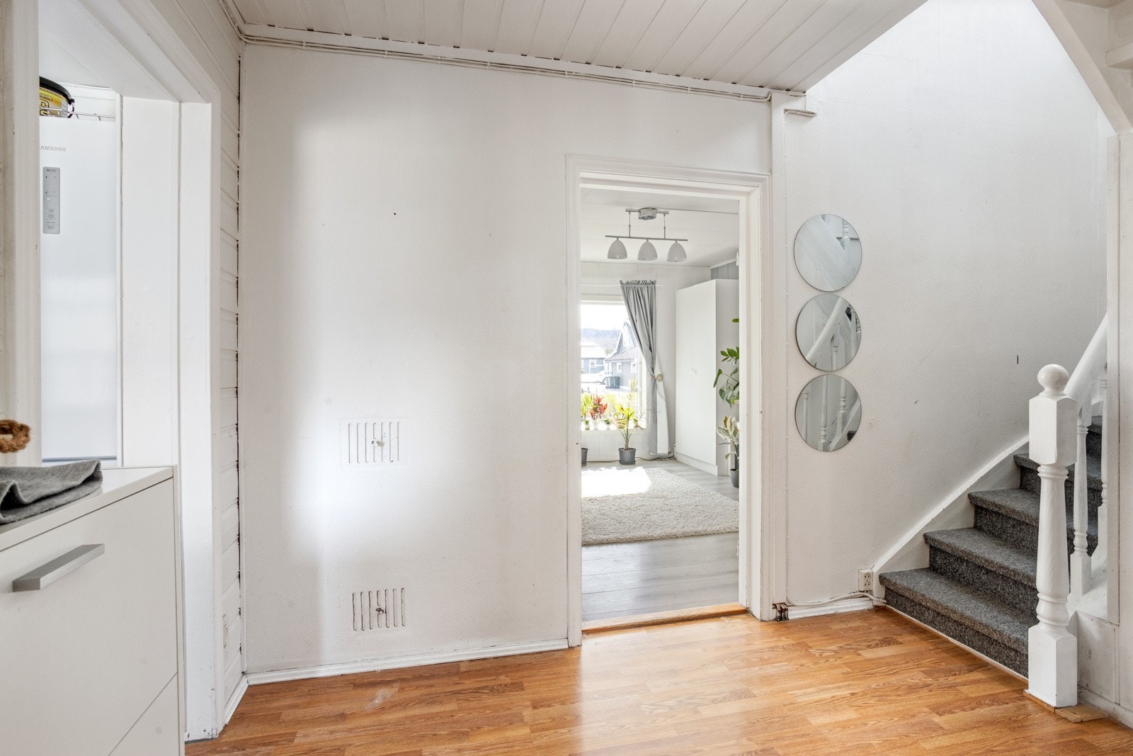 Gang med trapp opp til 2.etasje. Stuen ligger rett frem. Kjøkken til venstre. Galleribilde