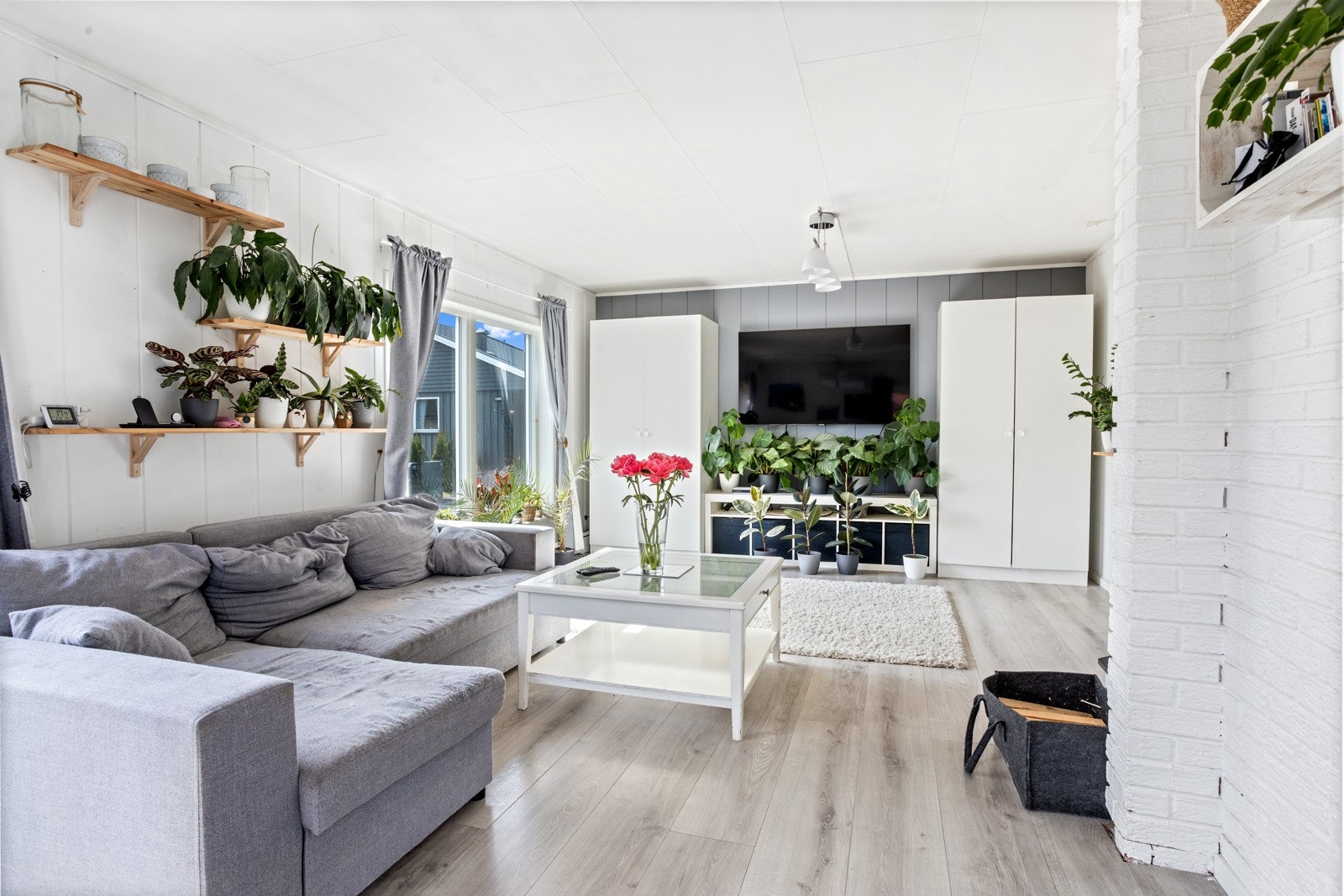 Det er god plass til både sofagruppe og spiseplass. Galleribilde