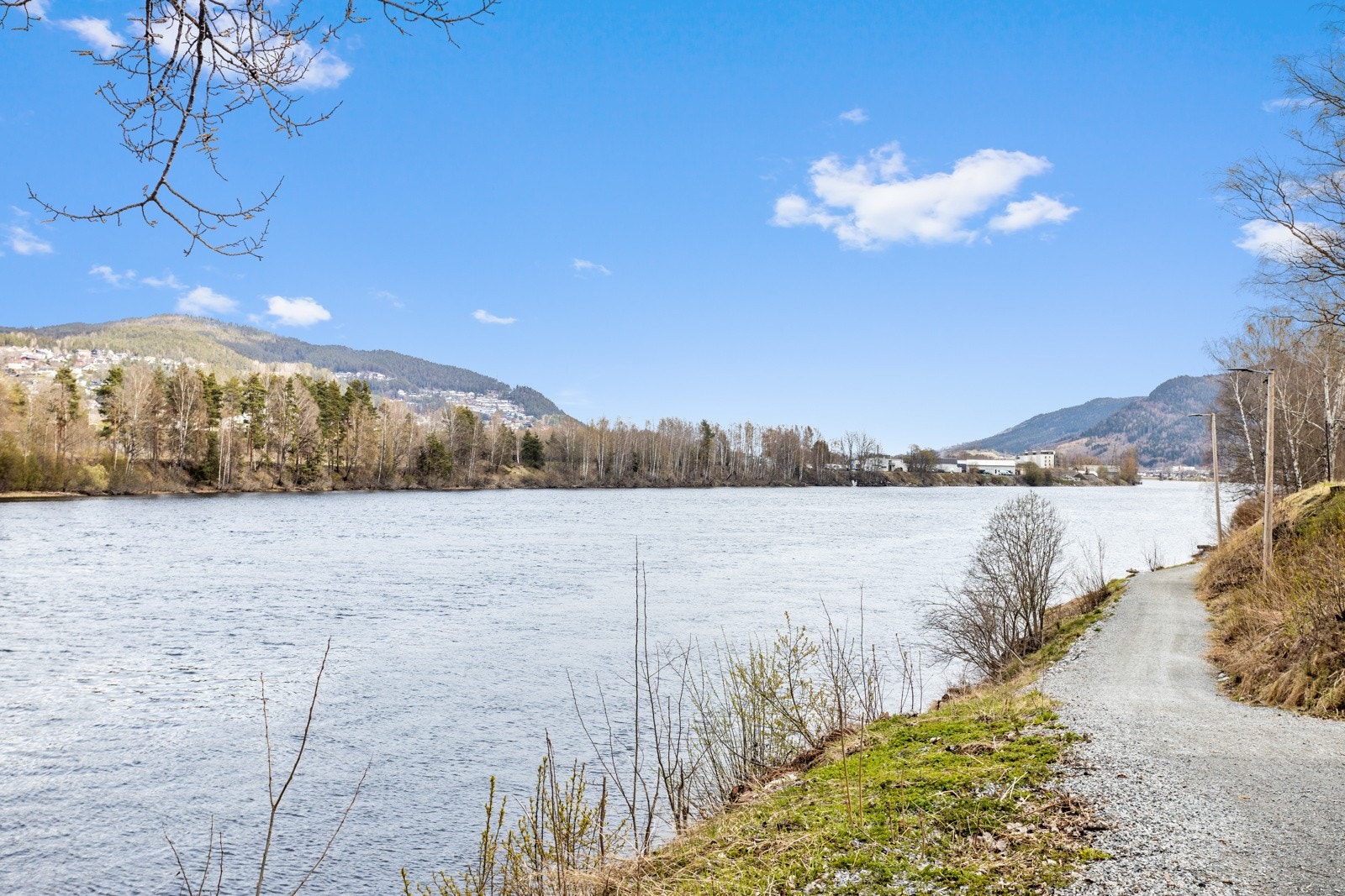 Det er bare ett hus mellom denne boligen og elven med tursti. Galleribilde