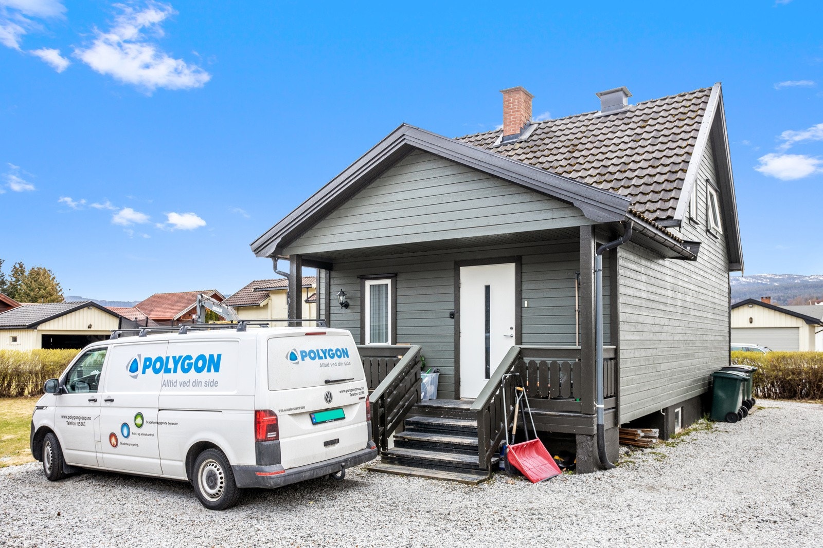 Overbygget inngangsparti og gruset gårdsplass Galleribilde