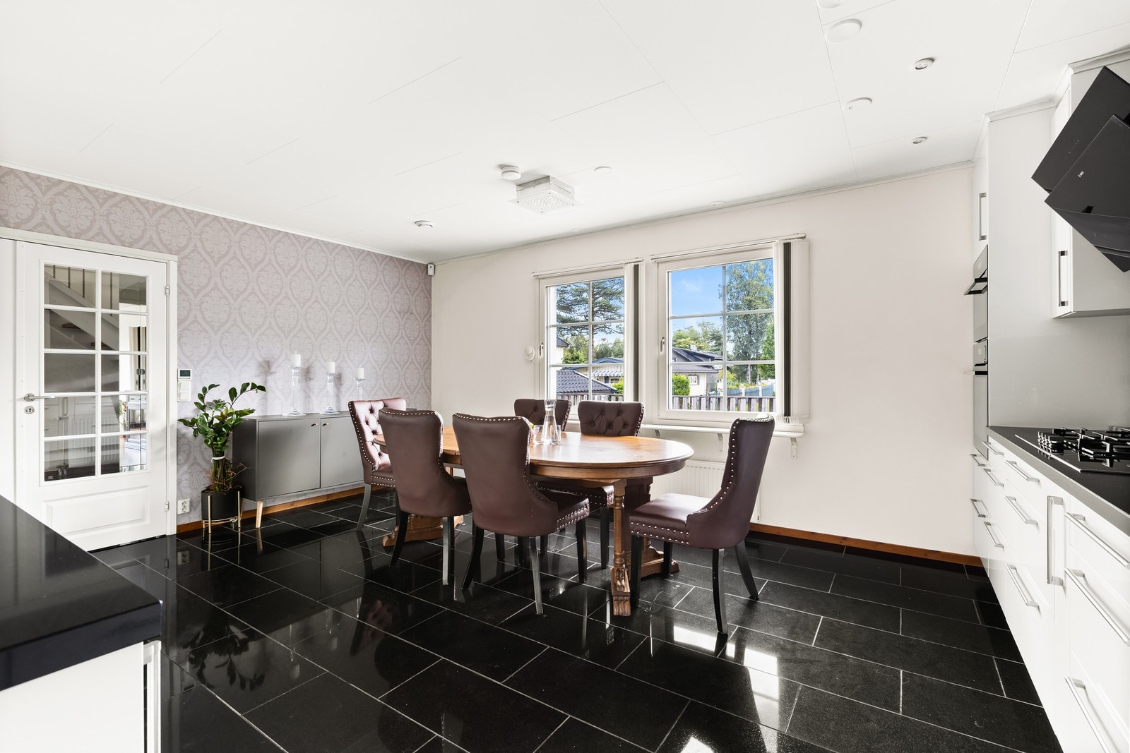 Kjøkkenet er flislagt og gjør det lett å rengjøre. Galleribilde