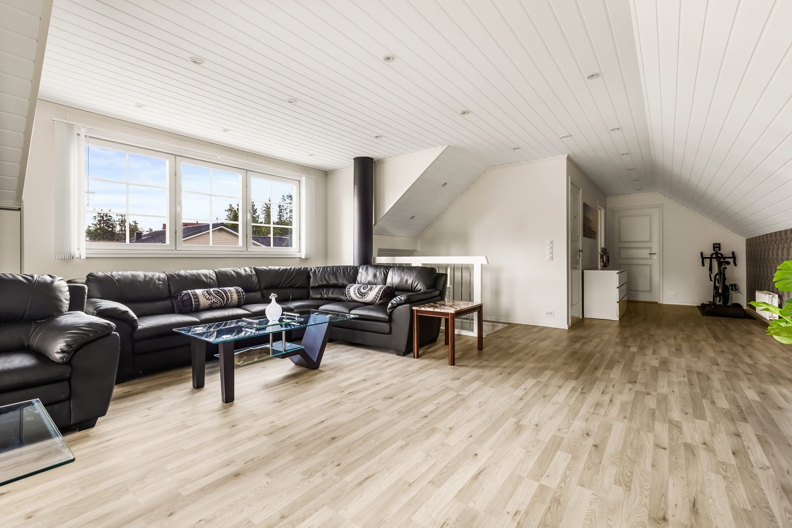 Store vinduslfater som slipper inn rimelig med lys gjør det lett å trives. Galleribilde