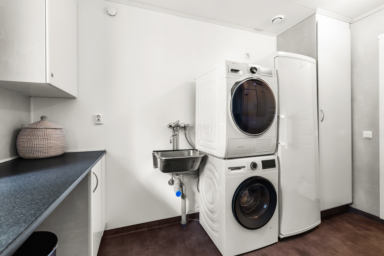 Vaskerommet har en god størrelse og med den praktiske benken utvides bruken for rommet. Galleribilde