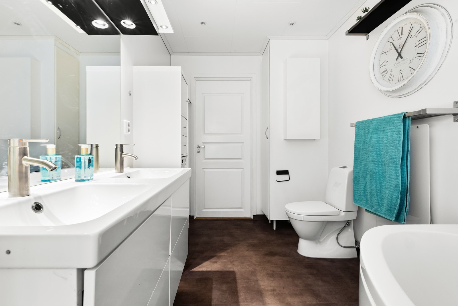 Delikat og stort bad. Galleribilde