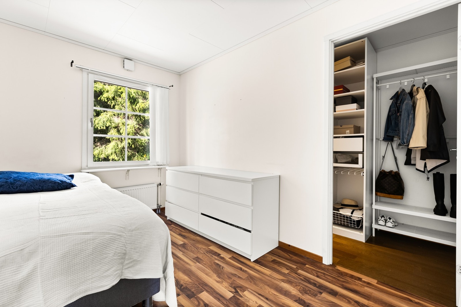 Praktisk walk-in-løsning, her er gode oppbevaringsmuligheter. Galleribilde