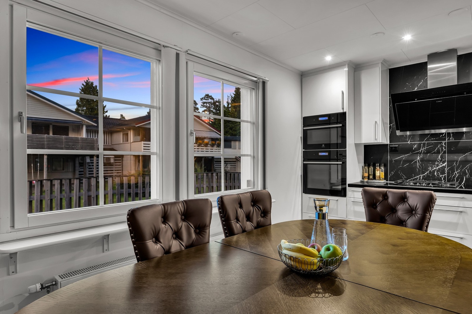 God plass til større spisegruppe på kjøkkenet. Galleribilde