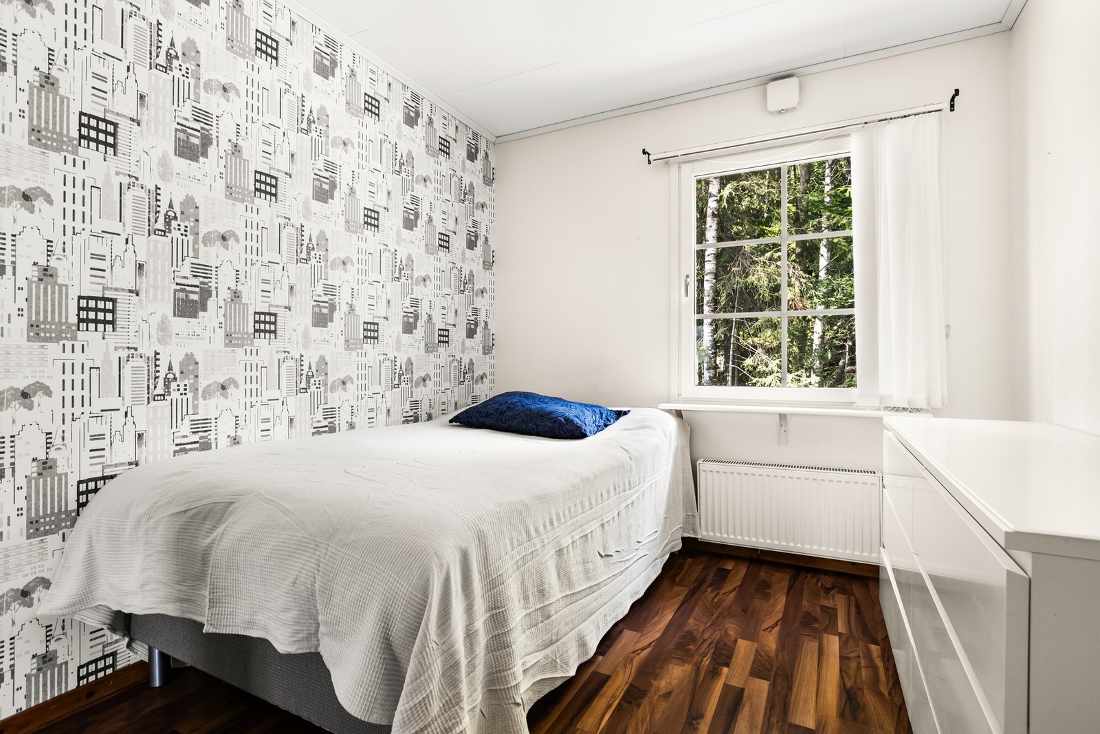 Soverommene er vendt ut mot grønne, frodige, og rolige omgivelser. Galleribilde