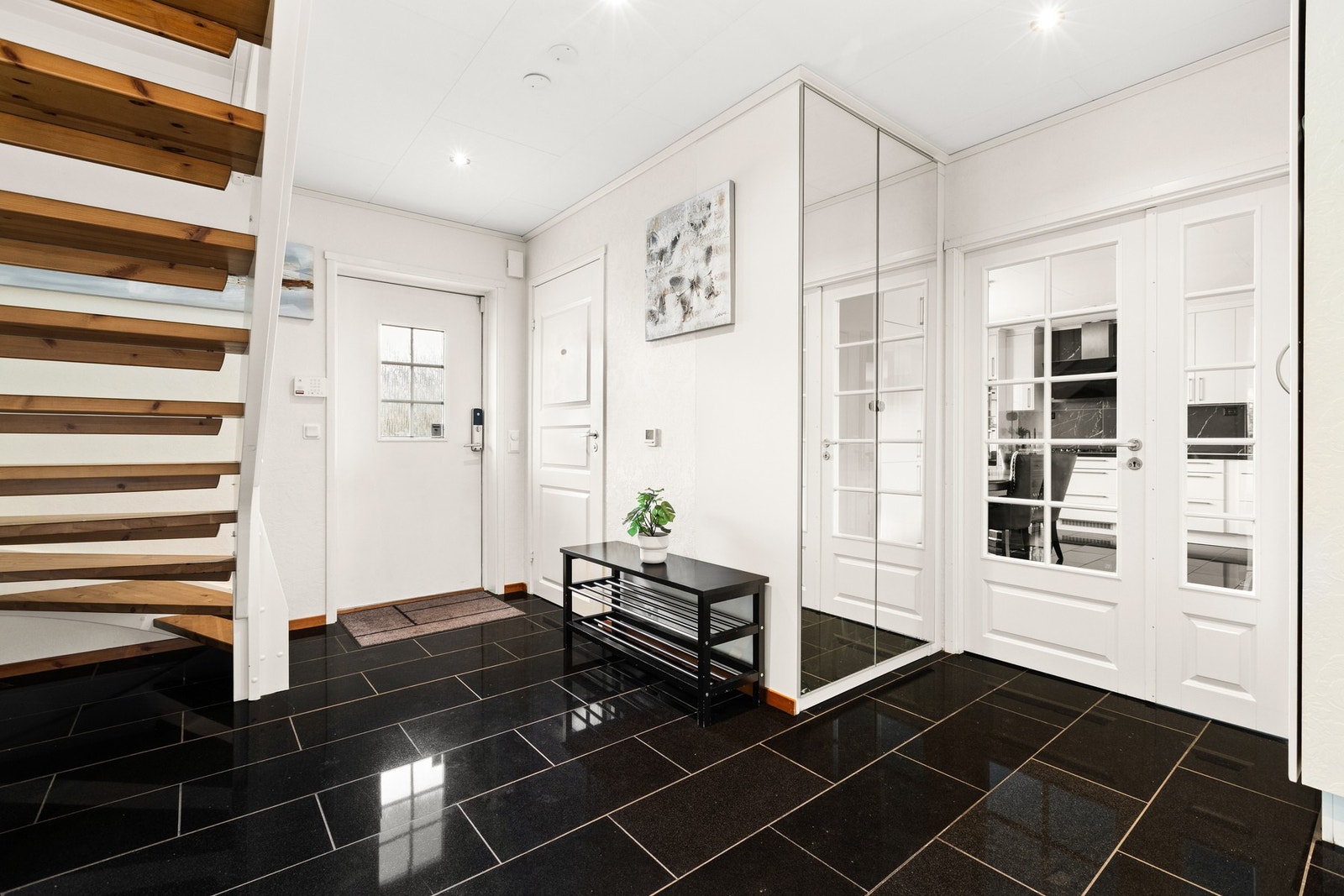 Påkostede fliser ved inngangspartiet samt praktisk oppbevaring. Galleribilde