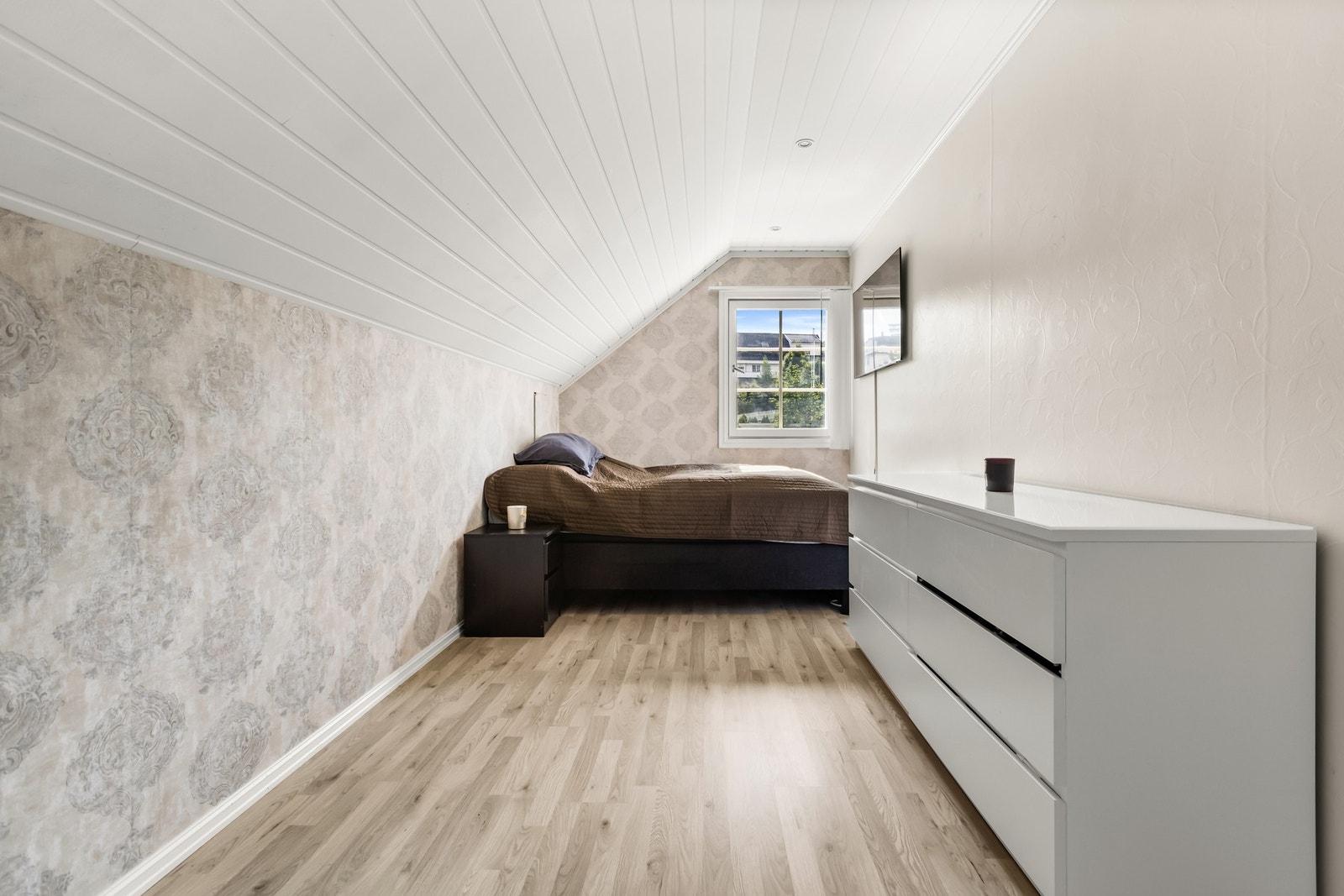 Romfølelse får du i samtlige rom, men det er heller ikke spart på antall soverom, her får du hele 5 soverom, samtlige rom har god plass. Galleribilde