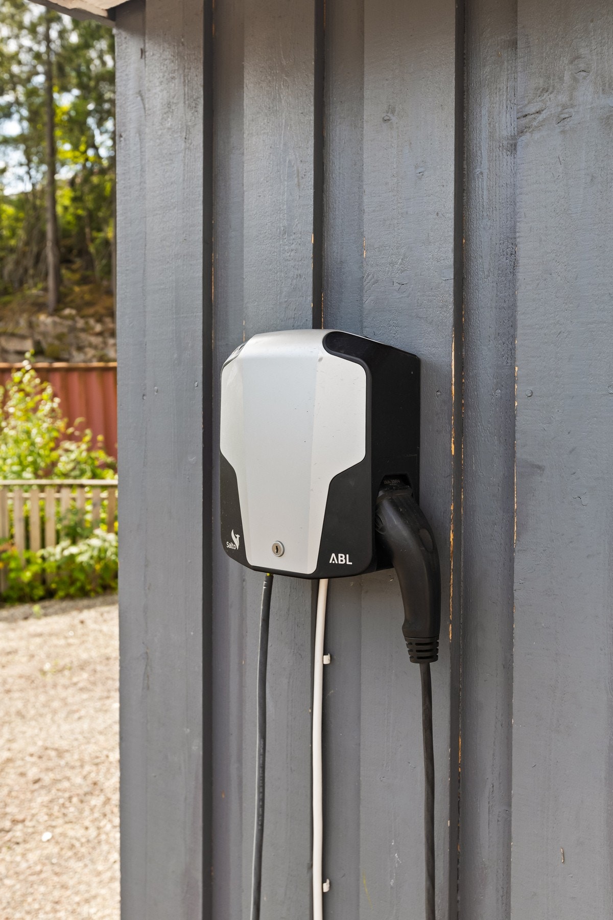 Det er montert el-billader som medfølger. Galleribilde