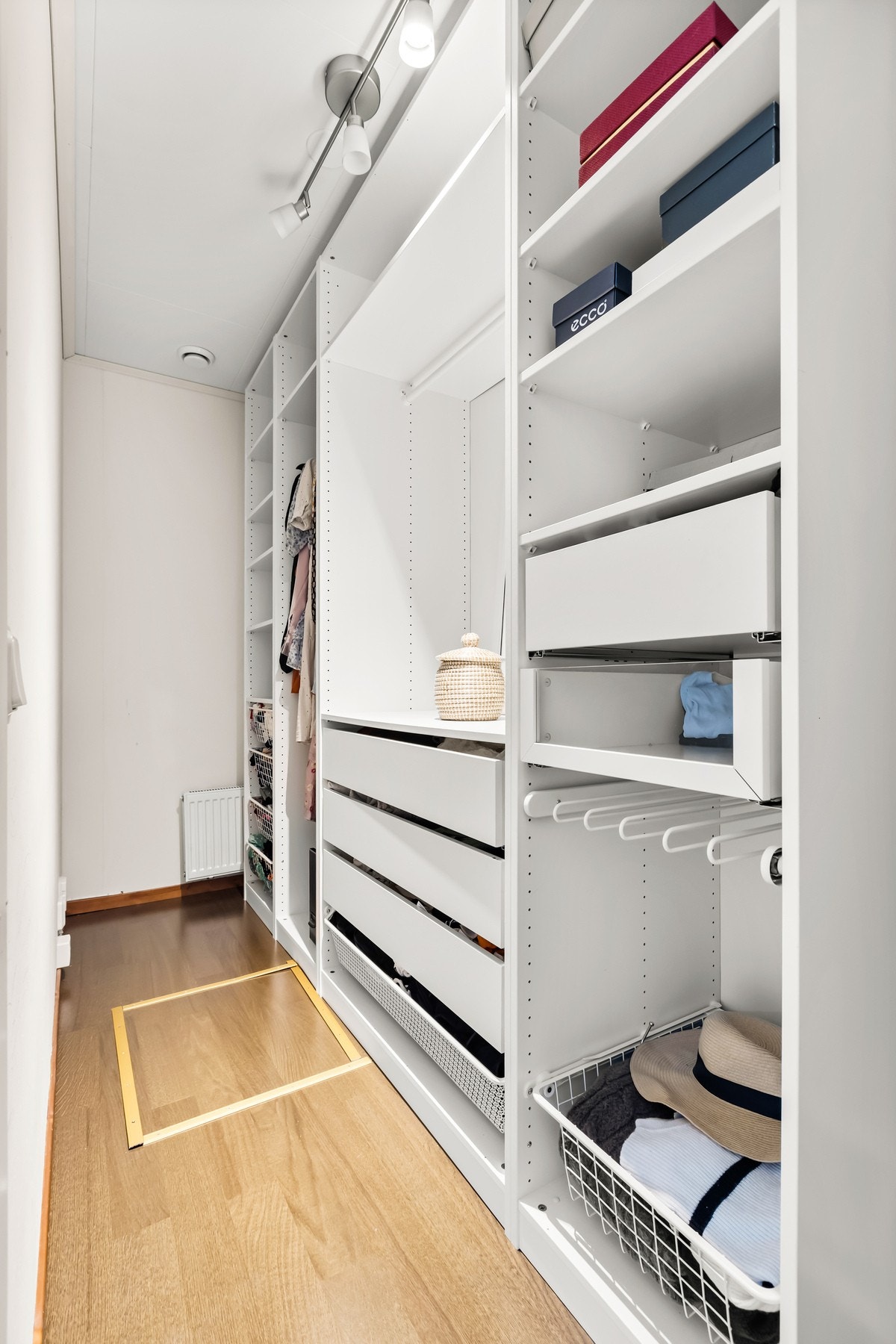 Praktisk innredning medfølger handelen. Galleribilde