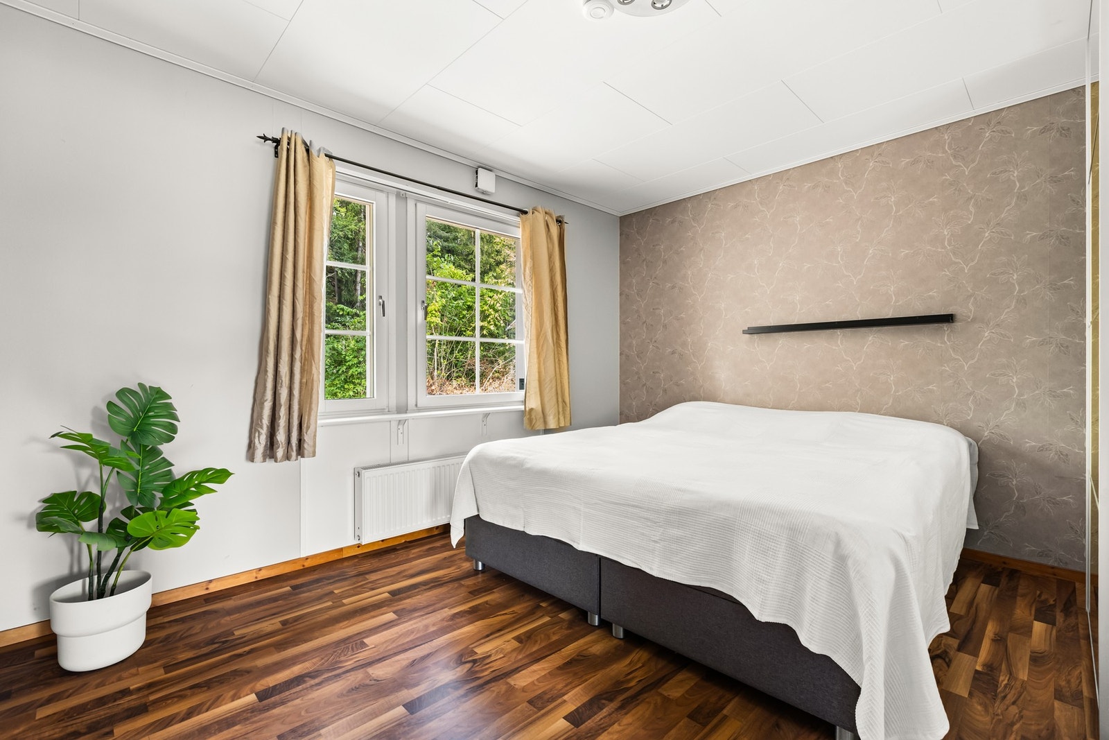 Første etasjen byr på hele 3 soverom. En drøm for deg som har små barn. Galleribilde