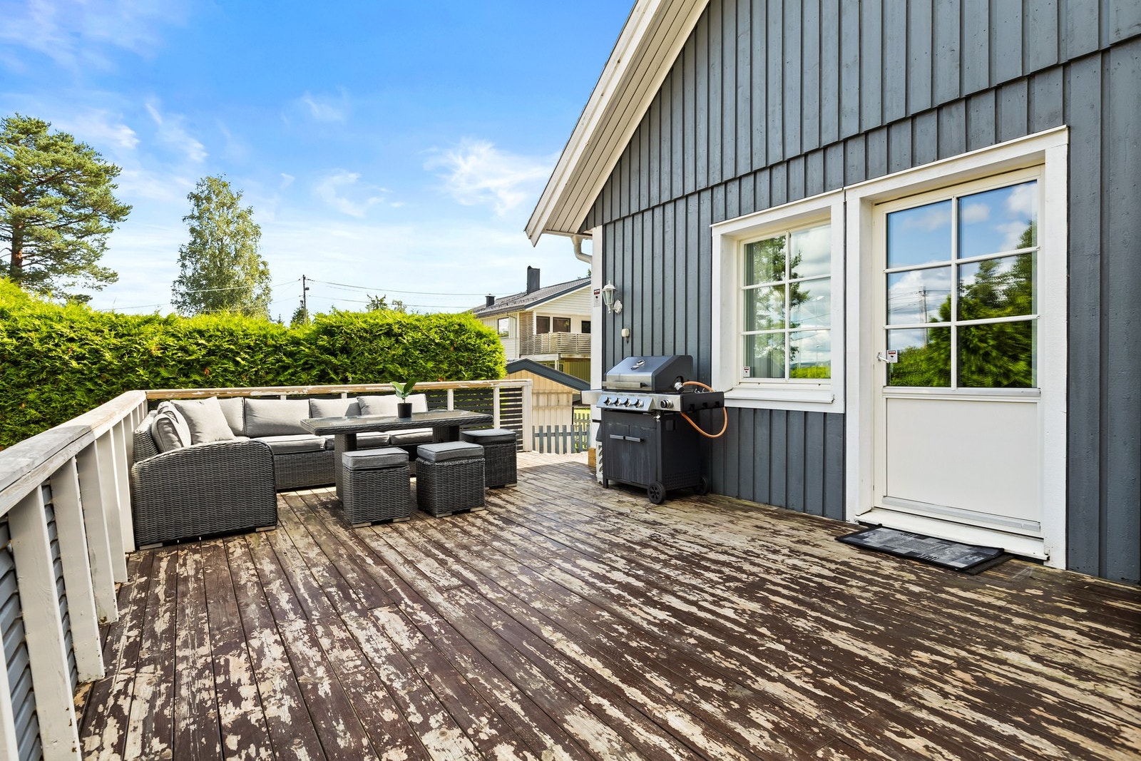 Terrassen er stor og byr på god plass for både store og små. Galleribilde