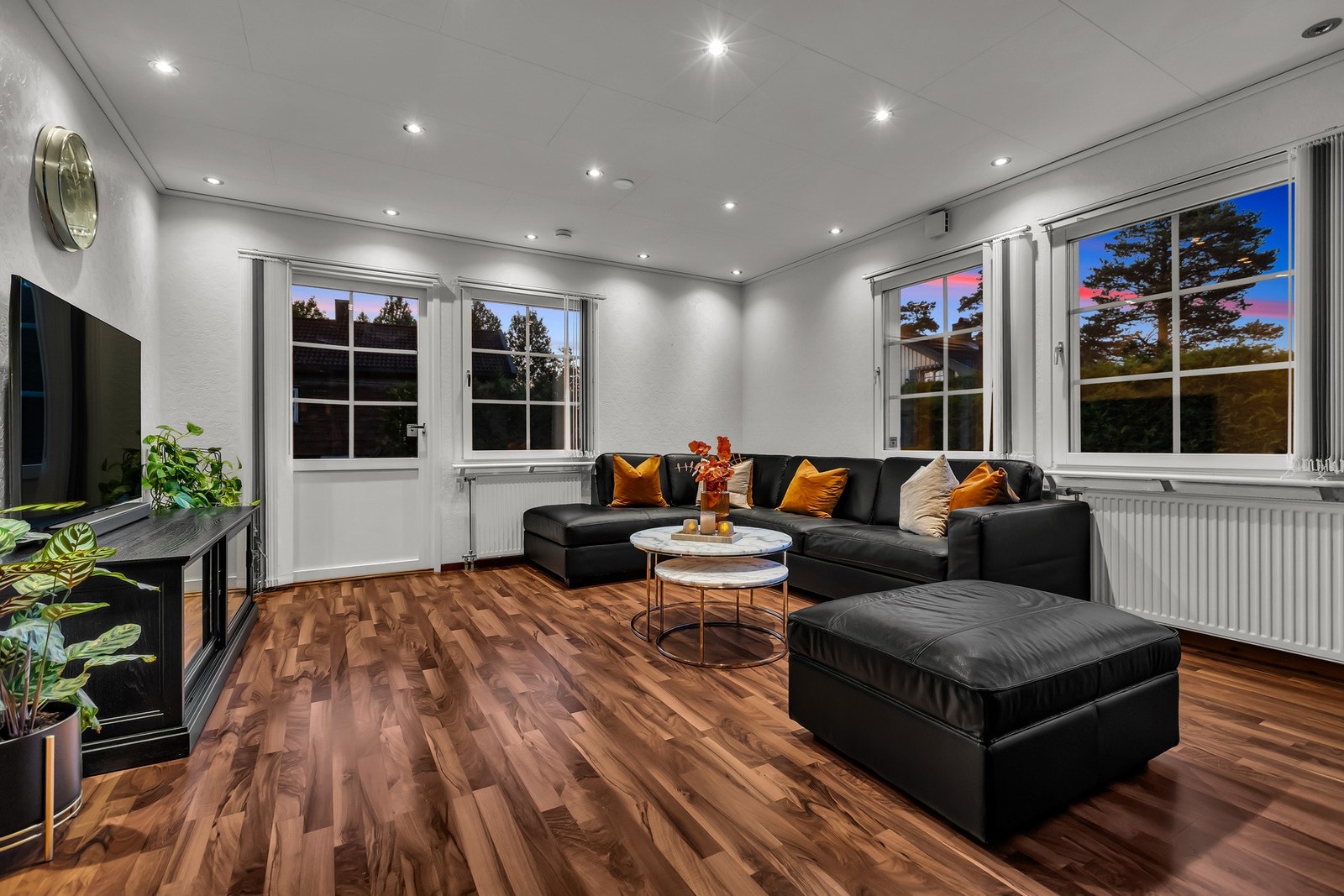 Dyp og fin stue med flere soner for møblering og stort gulvareal. Galleribilde