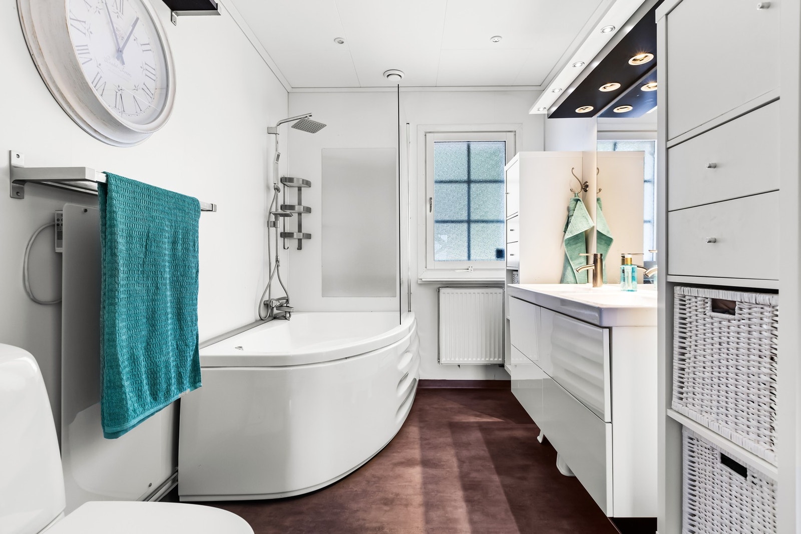 Behagelig størrelse på badet med badekar. Galleribilde