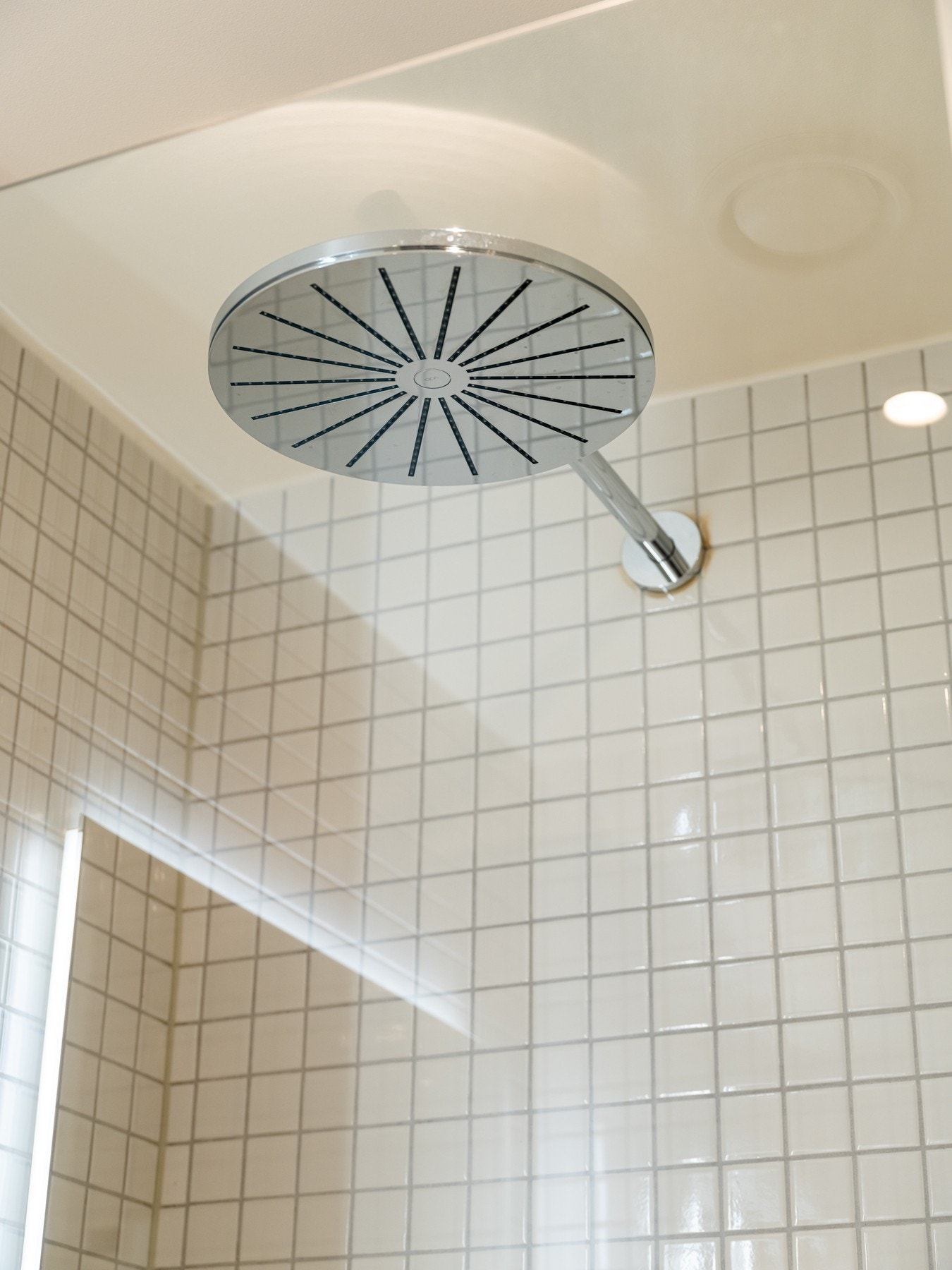 Begge bad med Vola servantkran og dusjarmatur. Galleribilde