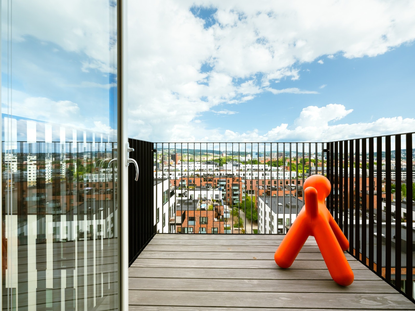 Balkongen er ca 5 kvm. Galleribilde