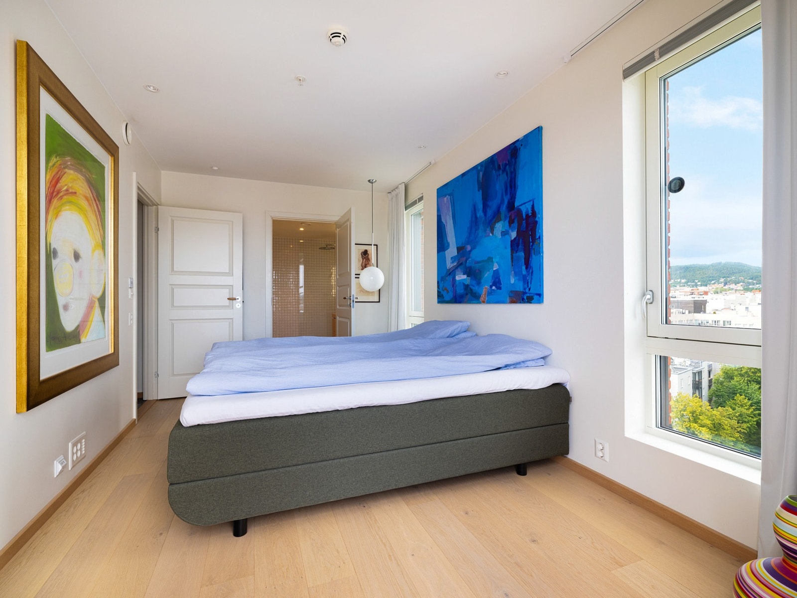 Soverommet er møblert med seng på 210 cm lengde Galleribilde