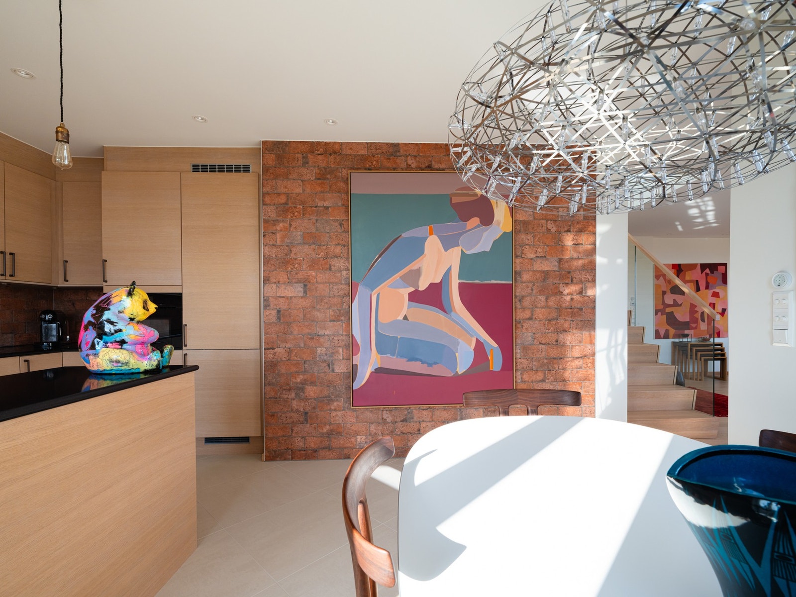 Fryseren er utstyrt med isproduksjon og har fast vannforsyning. Galleribilde