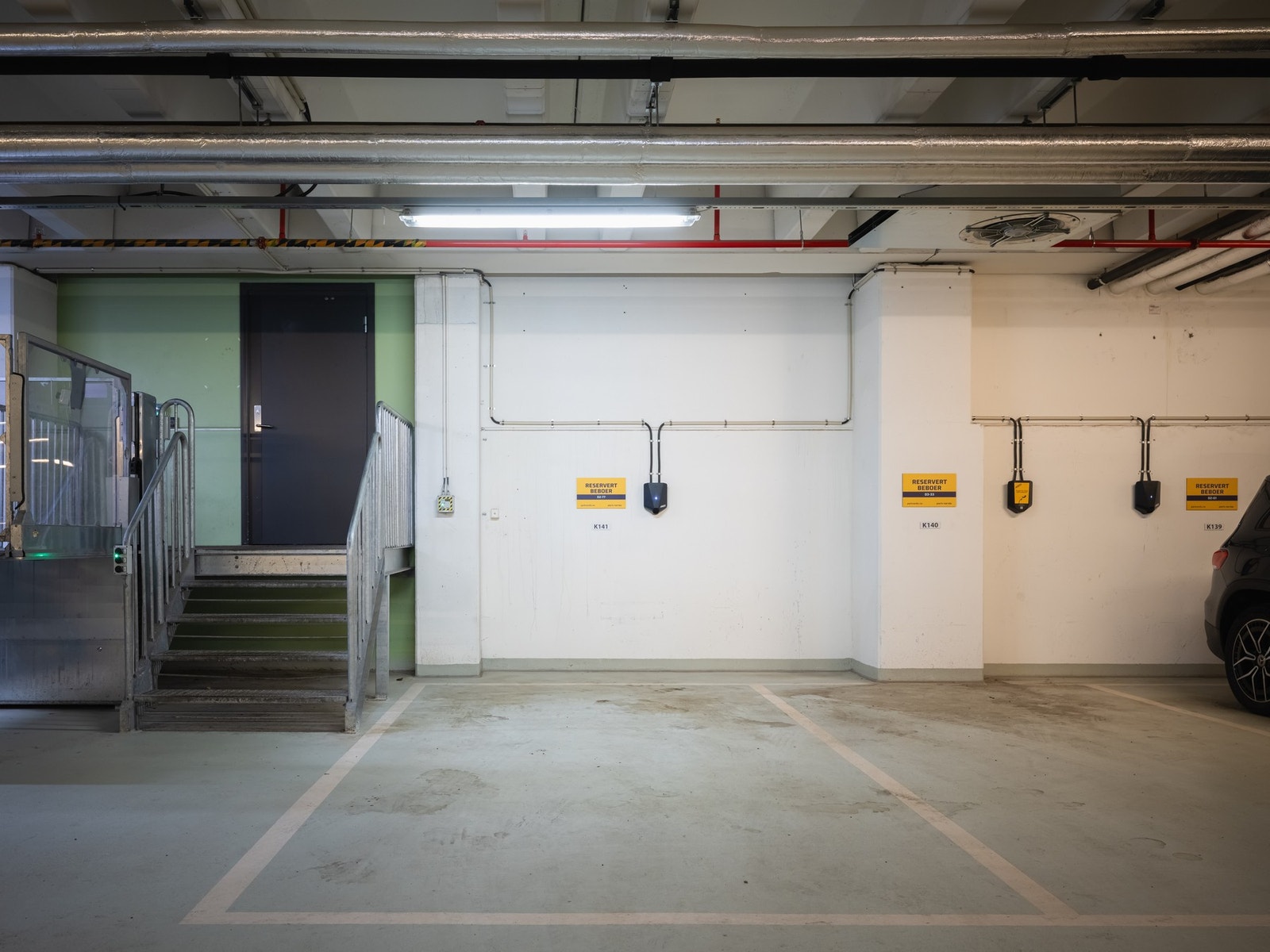 Parkeringsplass med opplegg for elbillader. Galleribilde