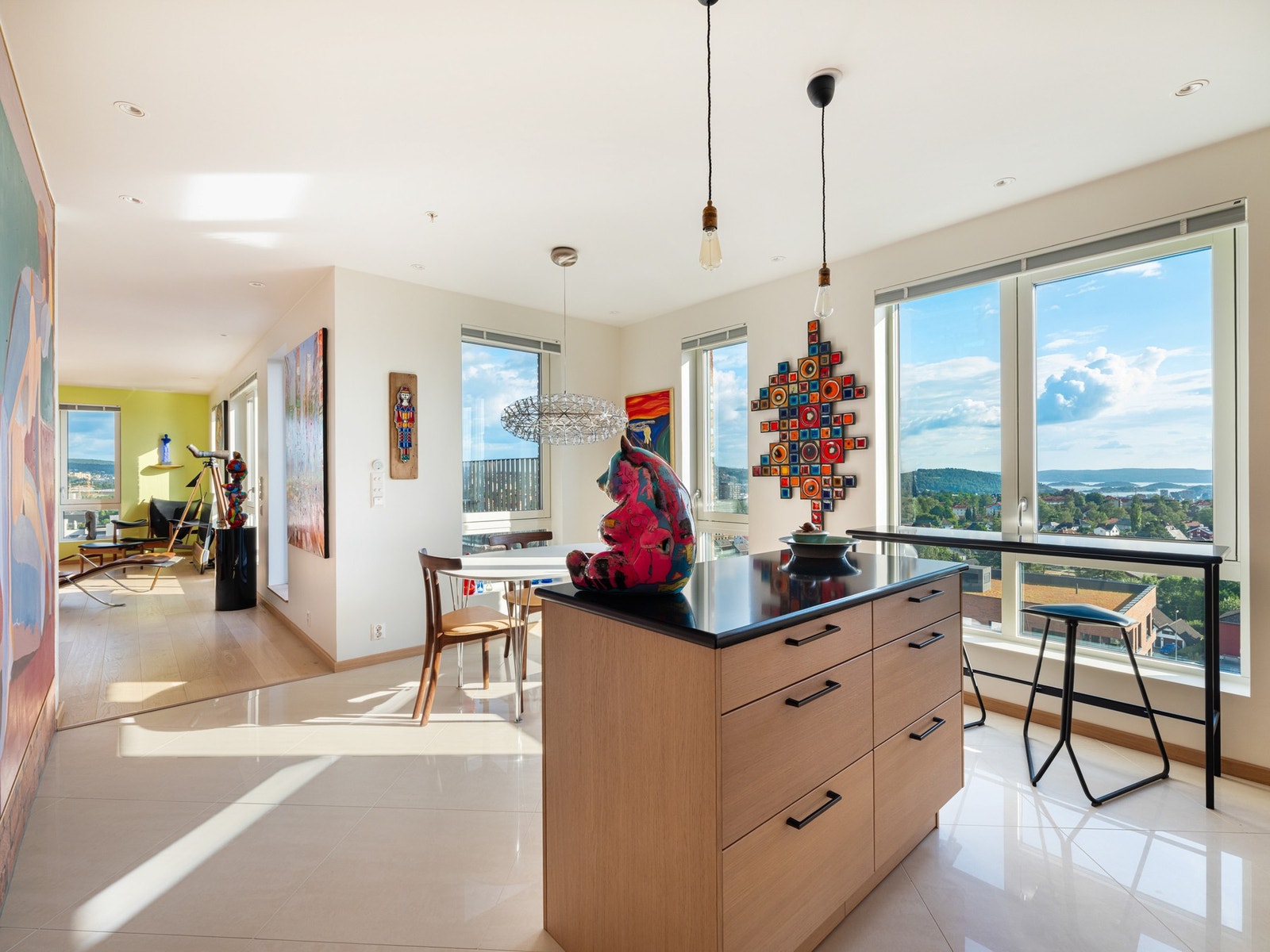 Under kjøkkeninnredningen er det syv praktiske sokkelskuffer. Galleribilde