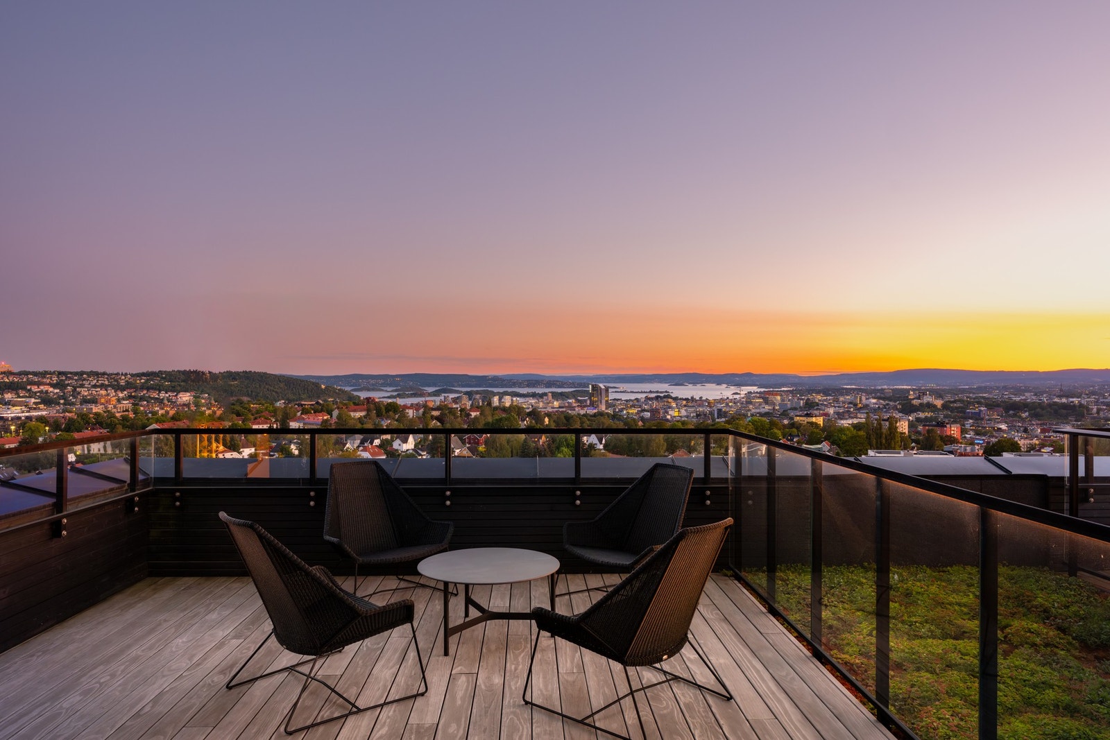 Boligen ligger i 10. og 11. etasje med privat takterrasse på 103 kvm. Galleribilde