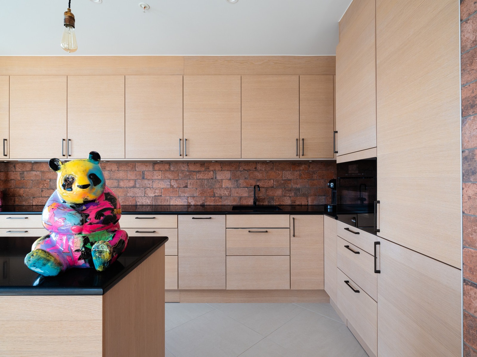 To stk. trippel stikkontakter innfelt og skjulte i overskap og i benkeplaten på kjøkkenet. Galleribilde