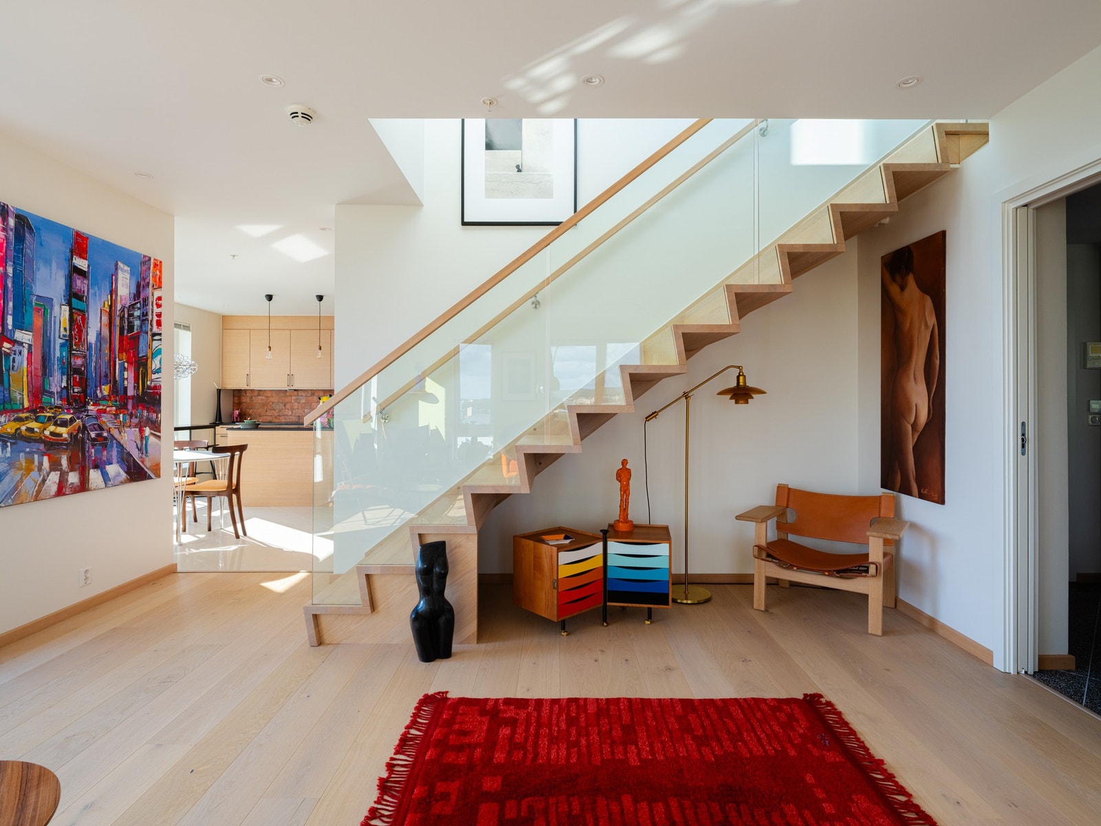 Lekkert designet innvendig trapp med glassrekkverk. Galleribilde