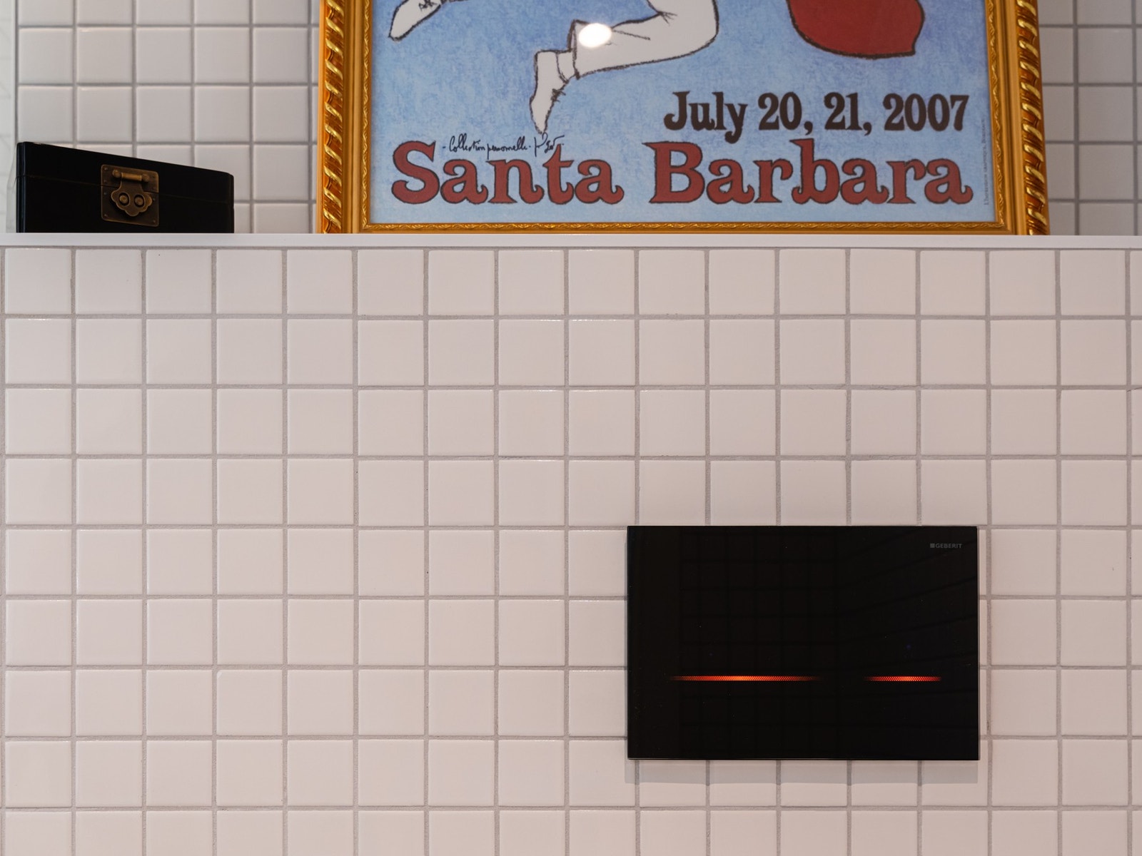 Begge bad med Geberit berøringsfri spyleknapp og WC uten innvendig spylekant. Galleribilde