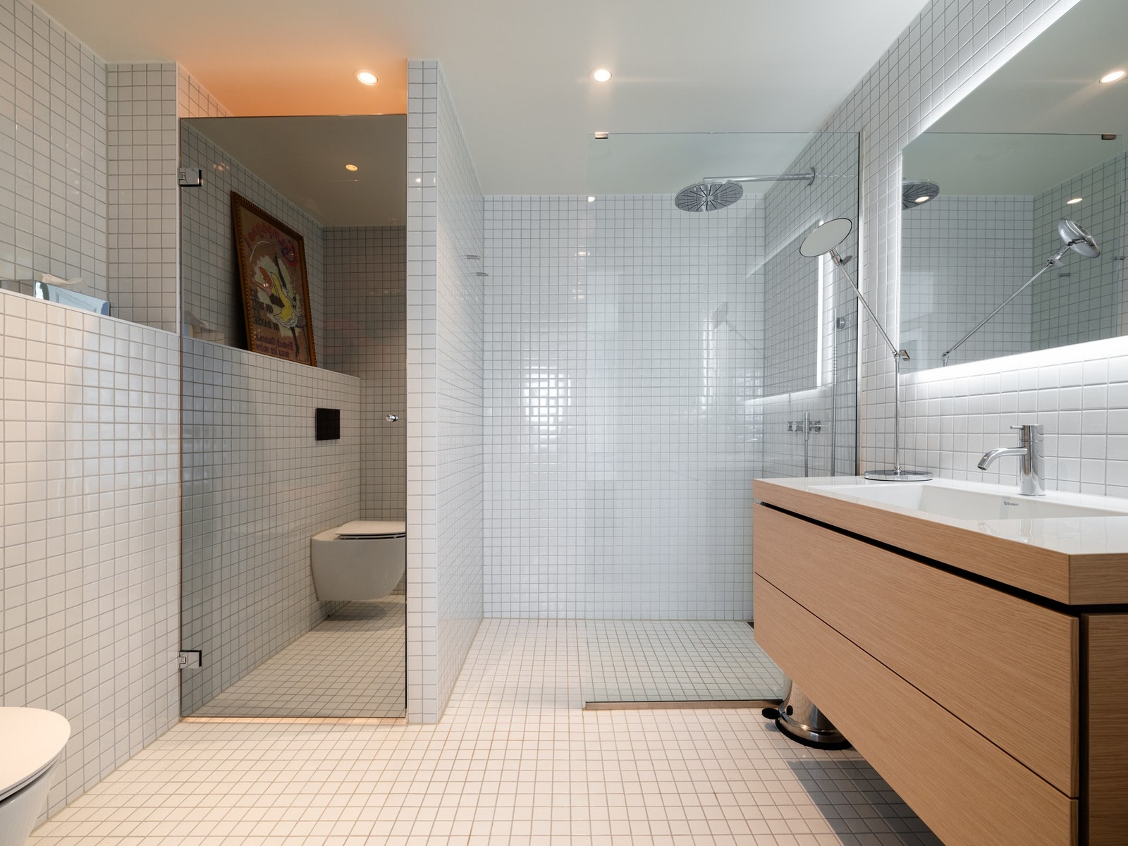 Begge bad med speil med antidugg og dimming på indirekte belysning. Galleribilde