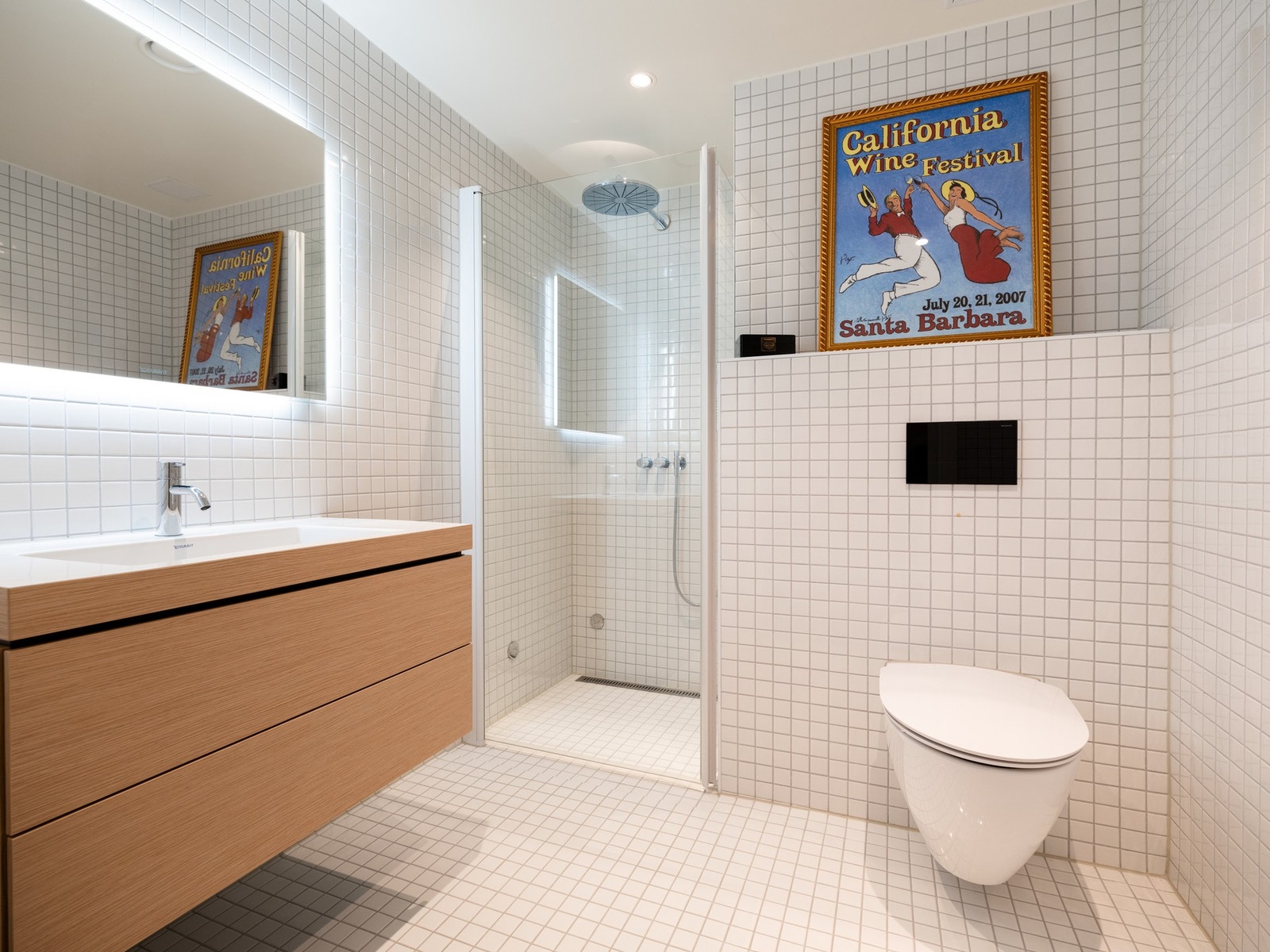 Begge bad med Unidrain linjeavløp, samt Vola servantkran og dusjarmatur. Galleribilde