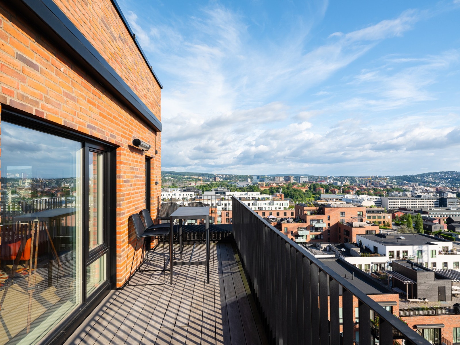 På takterrassen og terrassen fra stuen er det elektrisk terrassevarmer og elektriske markiser a 6 meter i heldekkende kassett. Galleribilde