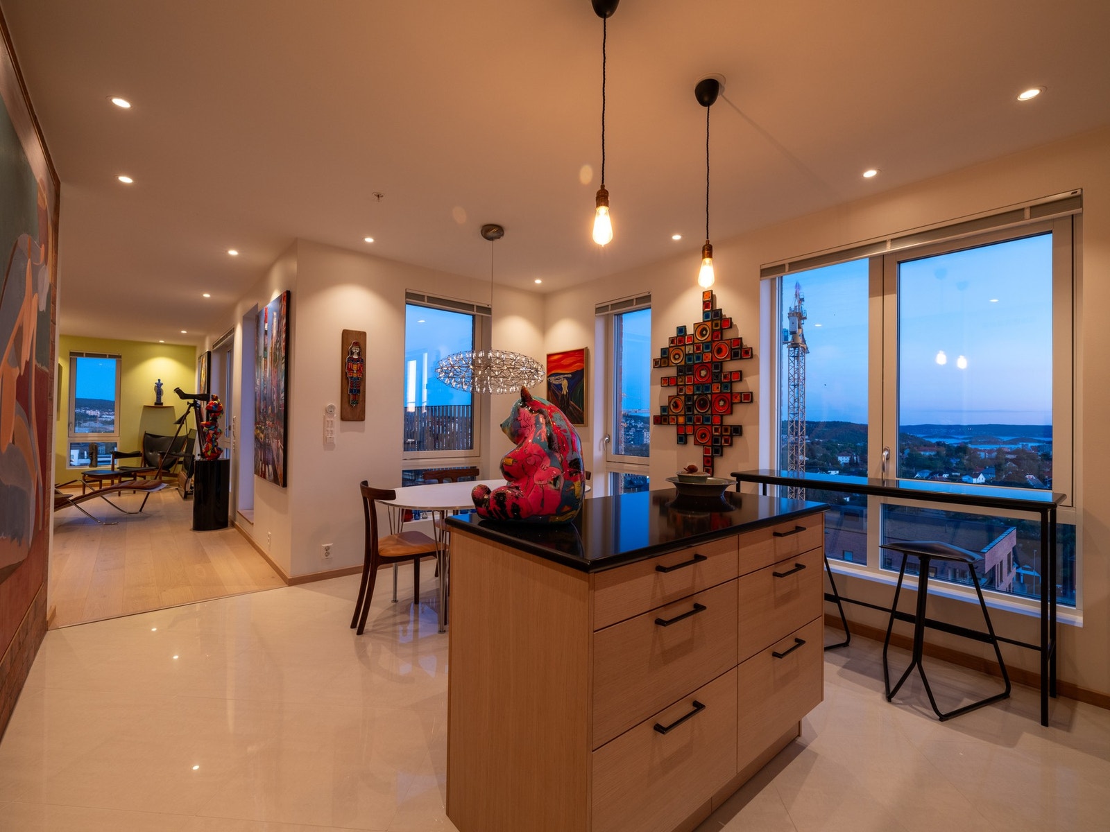 Kjøkkenøyen er ikke fastmontert. Den kan flyttes/fjernes. Helt gulv under øyen. Galleribilde