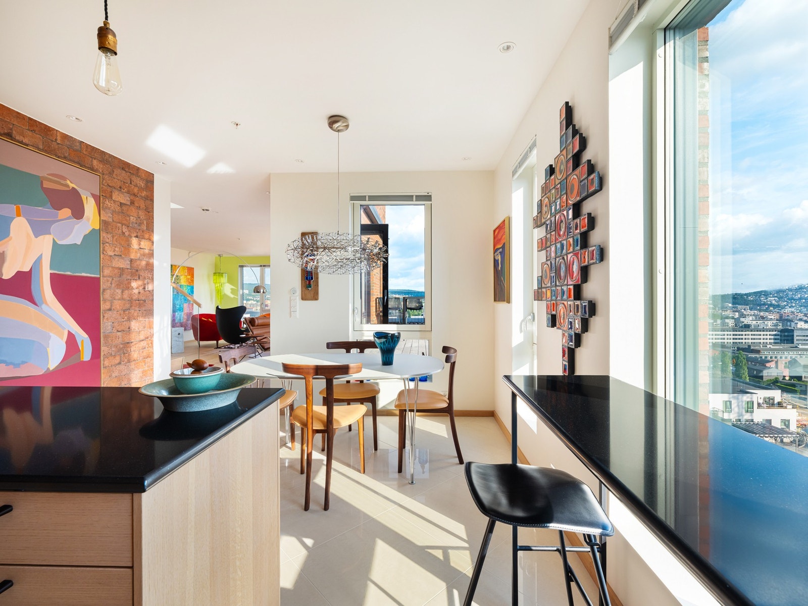 Fliser på gulv som også går under kjøkkenøyen. Kjøkkenøyen står løst på gulvet og kan enkelt flyttes på om ønskelig. Galleribilde