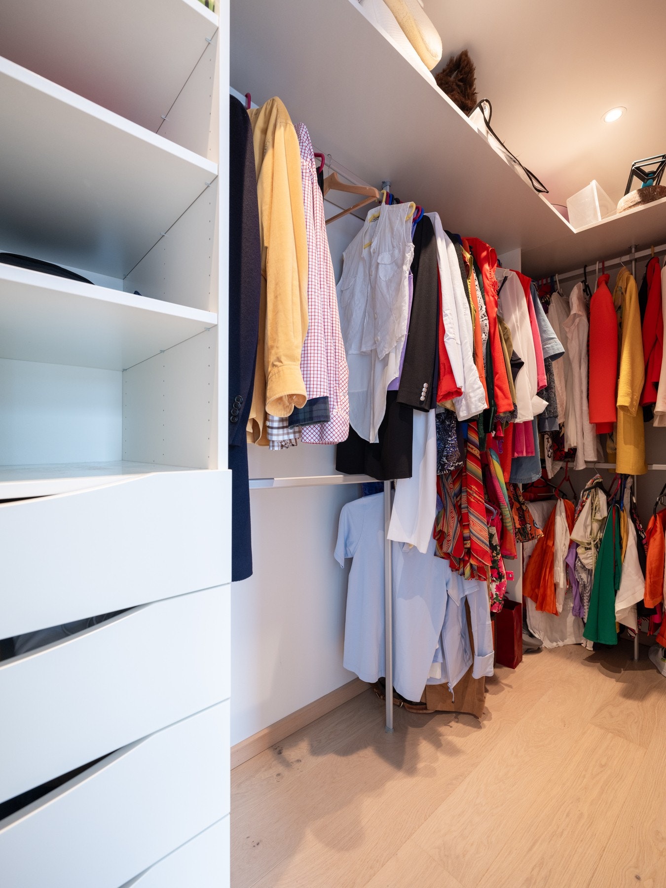 Innredet walk in closet fra hovedsoverommet. Galleribilde