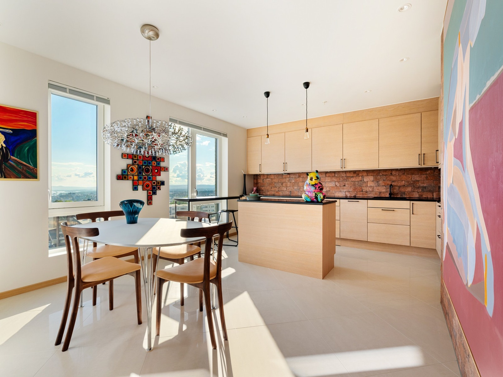 Kjøkkenbenk, kjøkkenøy og høyt bord (som er medfølgende med to høye stoler) i kompositt. Galleribilde