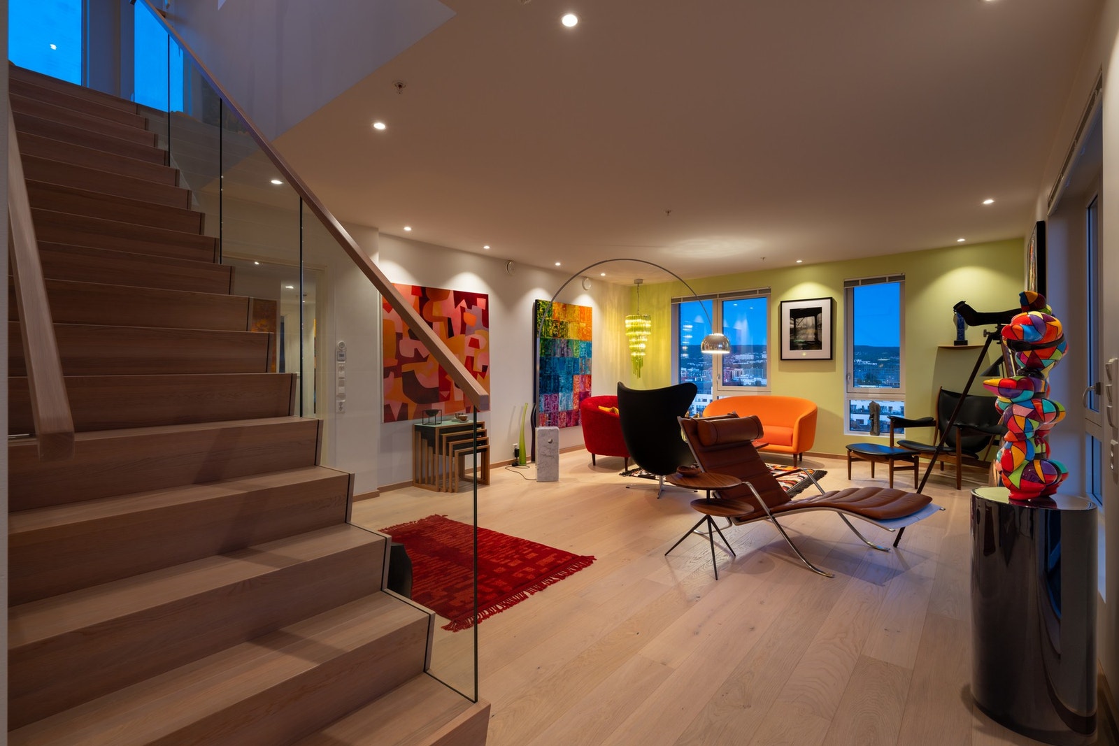 Det er vannbåren gulvvarme i boligen og varmegjenvinning fra ventilasjonssystemet. Galleribilde