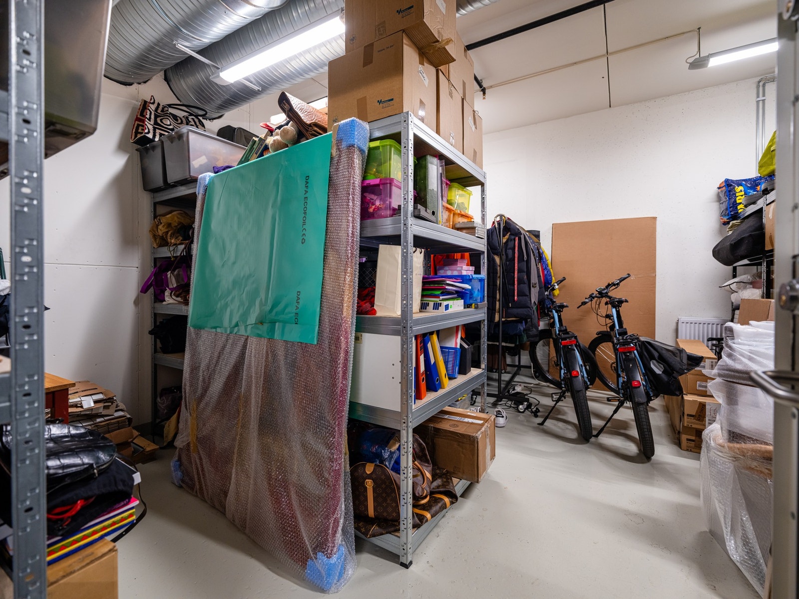 Helt eget kjellerrom (bod) på ca 25 kvm med fire stikkontakter, bevegelsessensorer på lyset og radiator i rommet. Galleribilde