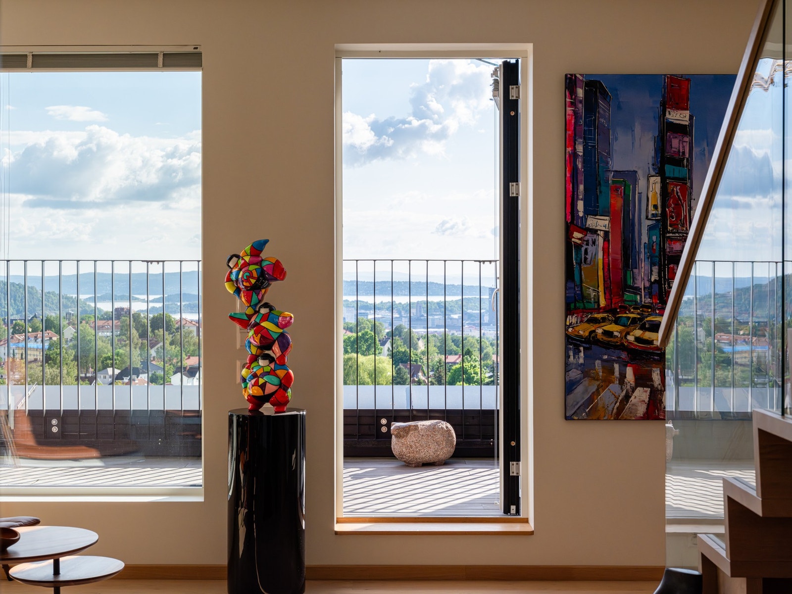 Romslig, sydvendt takterrasse fra stuen. Galleribilde