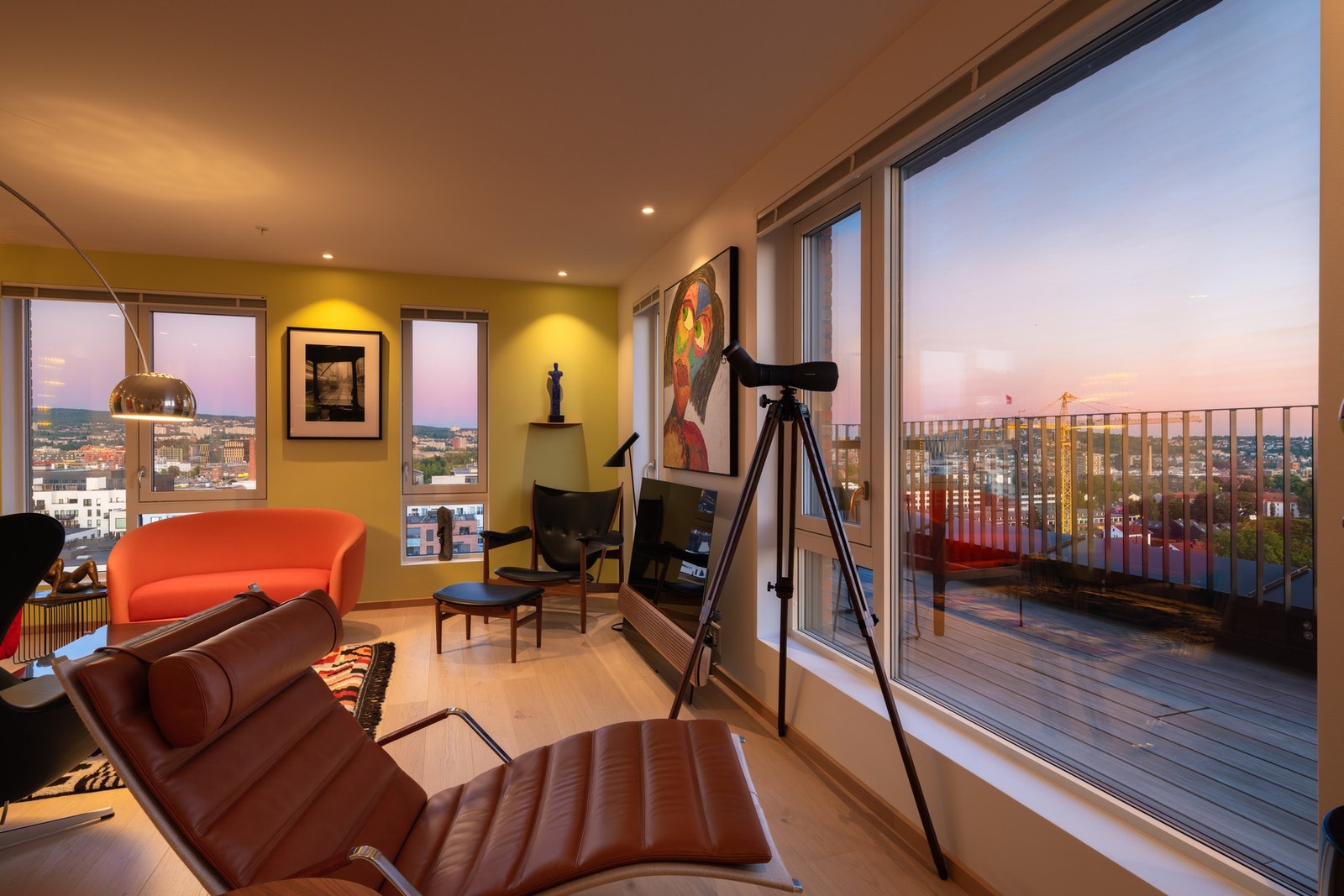 Store vindusflater nærmest fra tak til gulv. Galleribilde