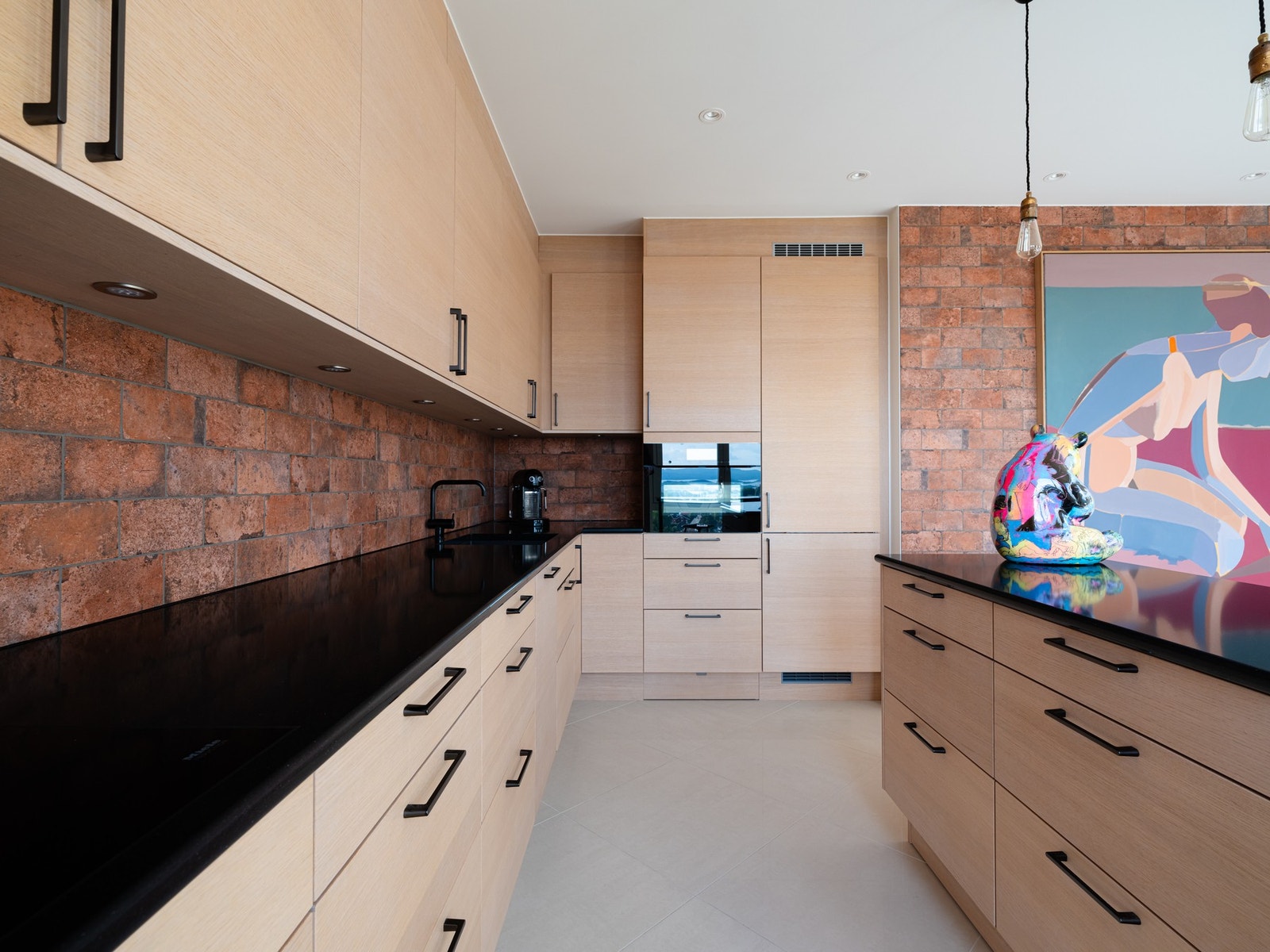 Alle hvitevarene er fra Miele. Stekeovnen er også kombinert mikrobølgeovn. Galleribilde