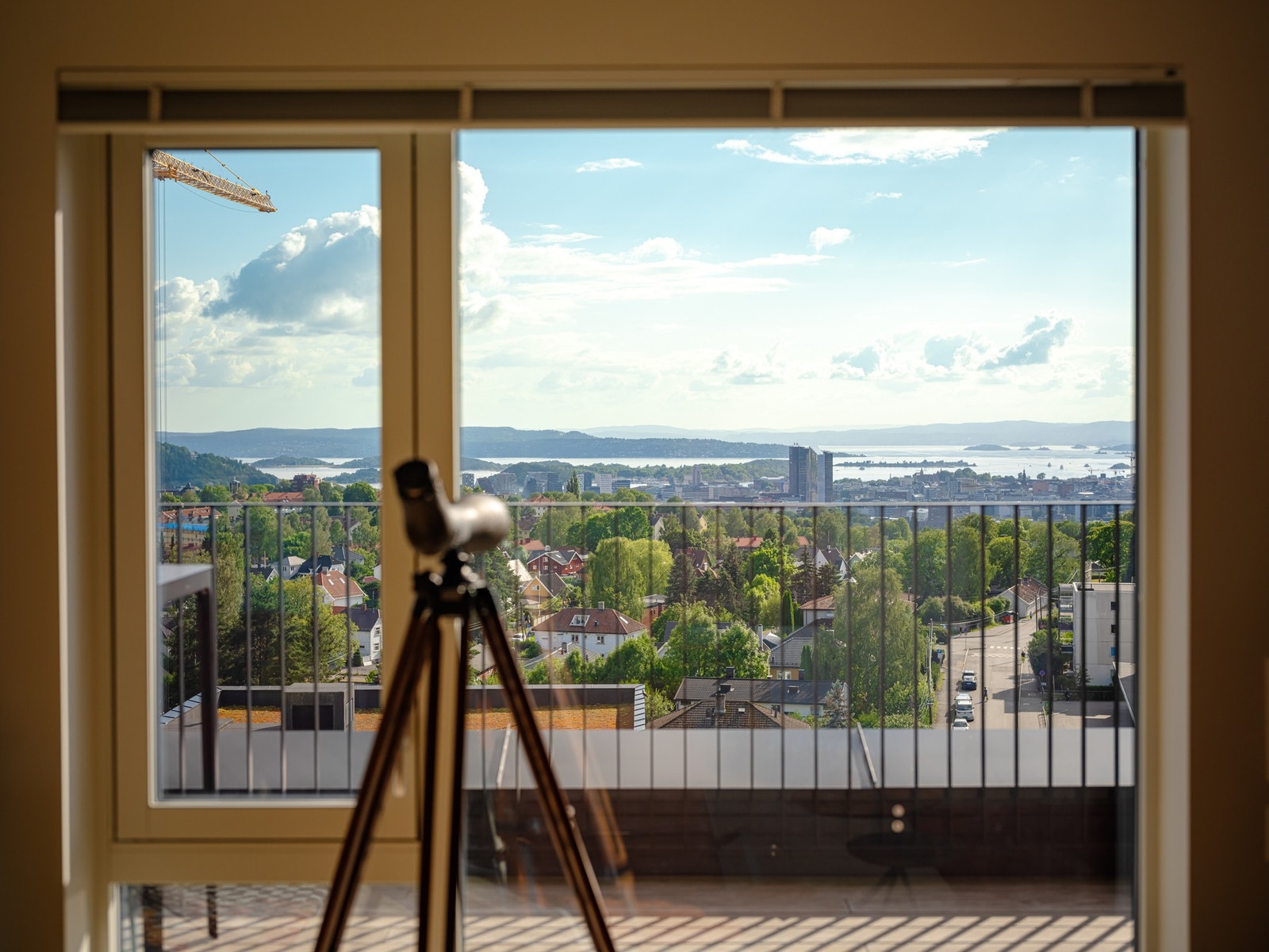 Alle vinduer med elektriske fjernstyrte innvendige persienner. På de tre balkongdørene er disse manuelle. Galleribilde