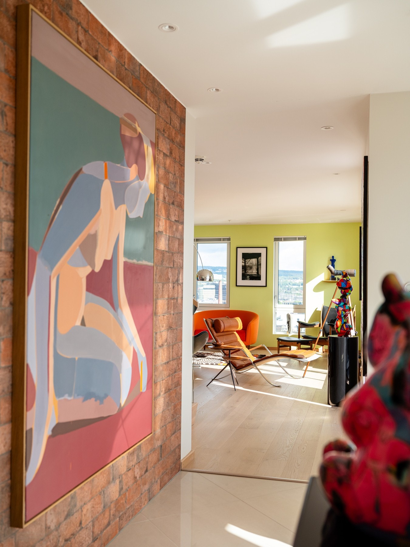 Det er teglsteinsfliser på en kjøkkenvegg og under overskap. Galleribilde