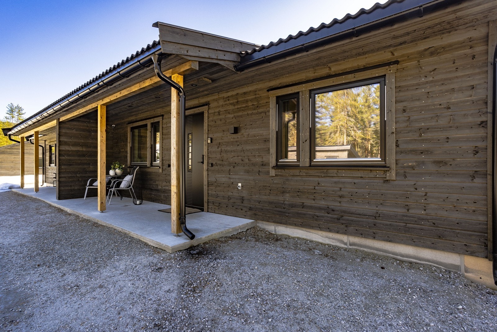 Boligen har et hyggelig og overbygget inngangsparti, med plass til en hyggelig sittegruppe. Galleribilde